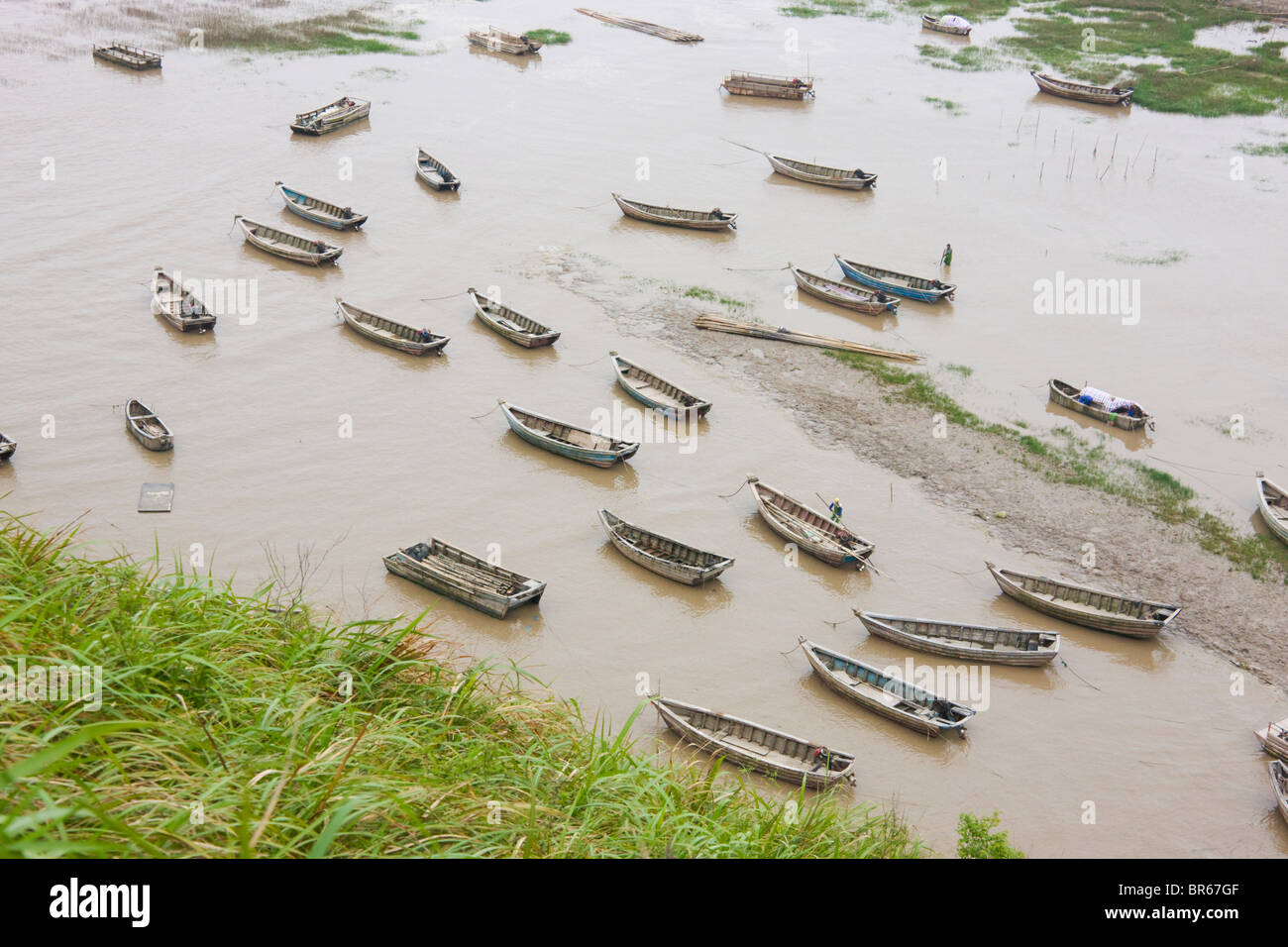 Barche di pescatori sulla spiaggia del Mar della Cina orientale, Xiapu, Fujian, Cina Foto Stock