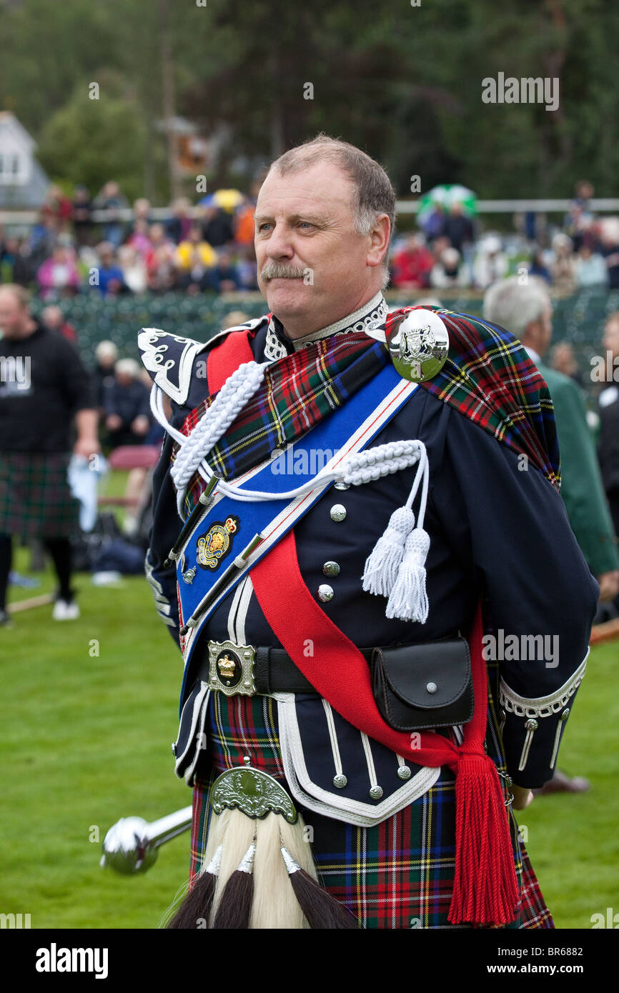 Scottish Pipe Band grande tamburo Braemar Royal Highland Gathering & giochi al Princess Royal & Duca di Fife Memorial Park, Braemar, Aberdeenshire, Regno Unito Foto Stock