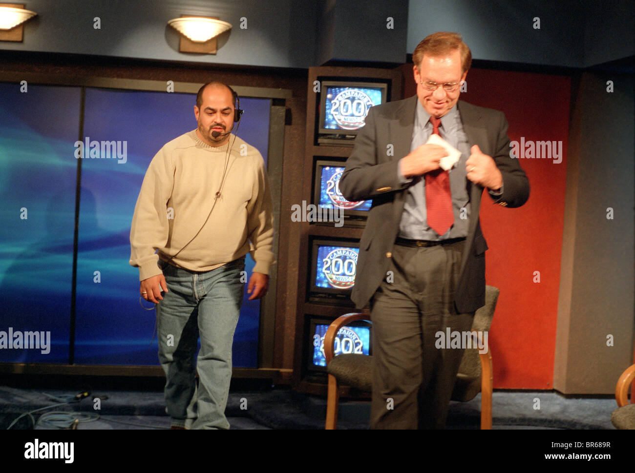 Il senatore Wayne Allard (R-Colo.) lascia il set di Denver stazione televisiva Foto Stock