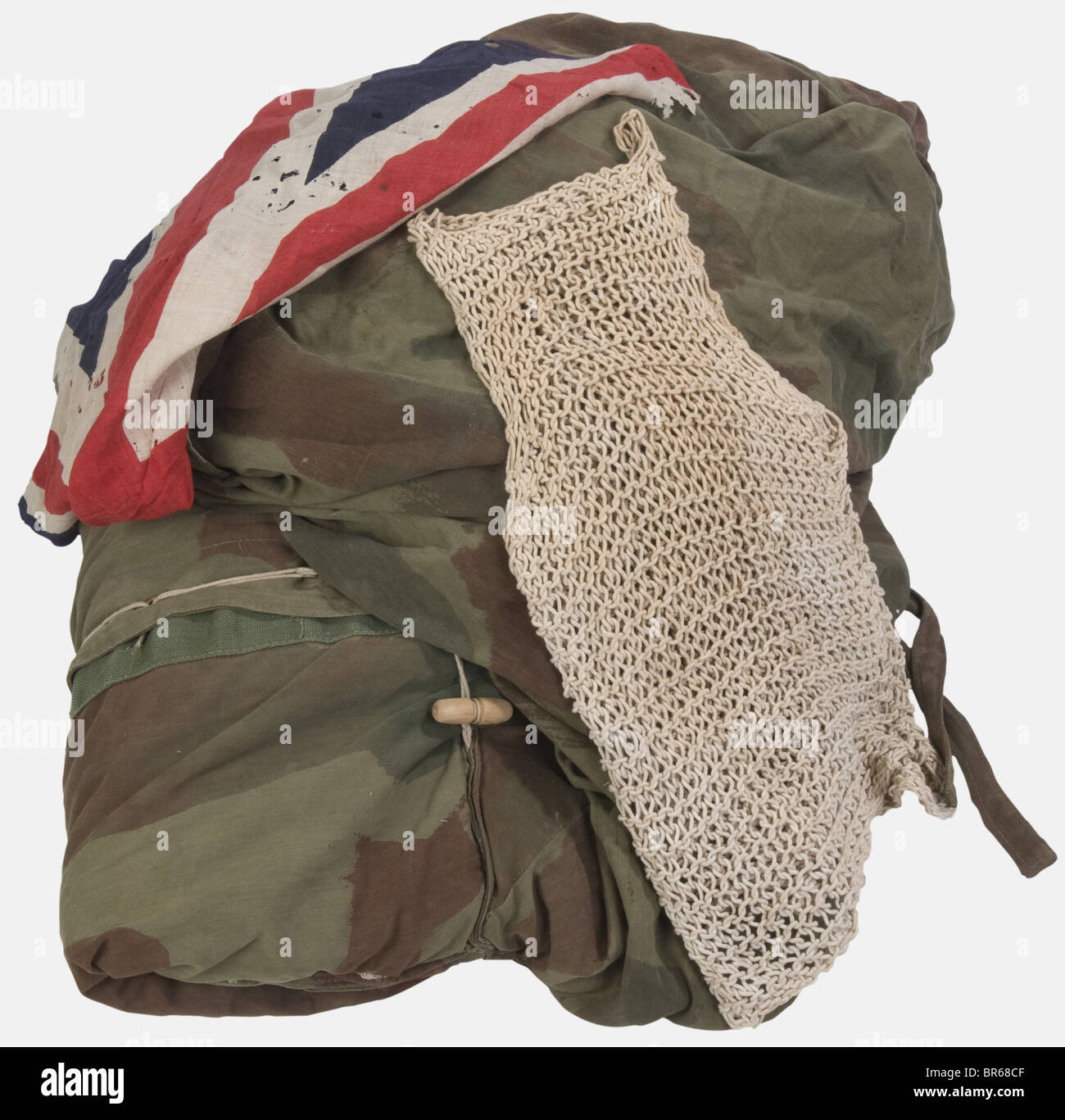 Grande-BRETAGNE, Equipements de paracadutiste anglais, comprenant un sac de couchage en toile camouflée complet avec ses sangles, un gilet d'évasion en maille, un drappeau anglais (assez mité), , Foto Stock