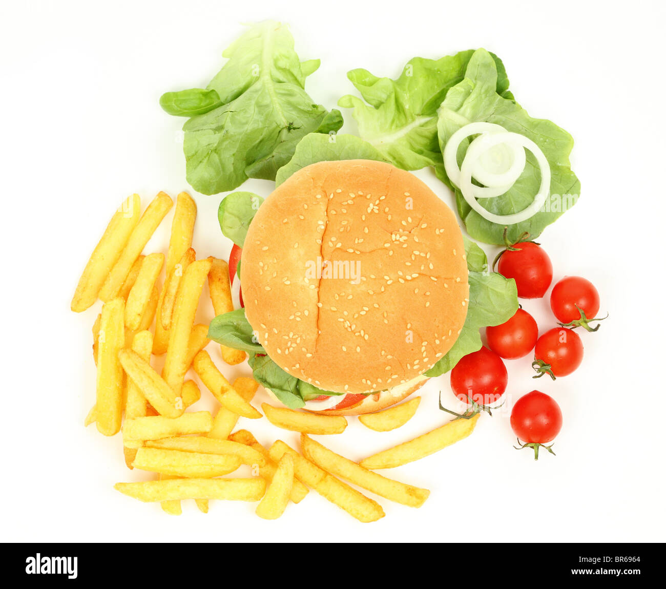 Primo piano di una fresca cheeseburger con patate fritte isolate su sfondo bianco Foto Stock