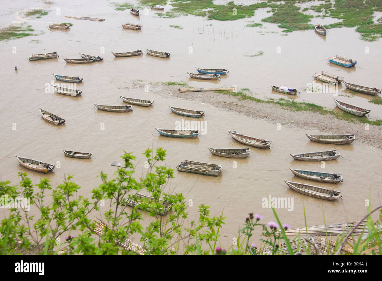 Barche di pescatori sulla spiaggia del Mar della Cina orientale, Xiapu, Fujian, Cina Foto Stock