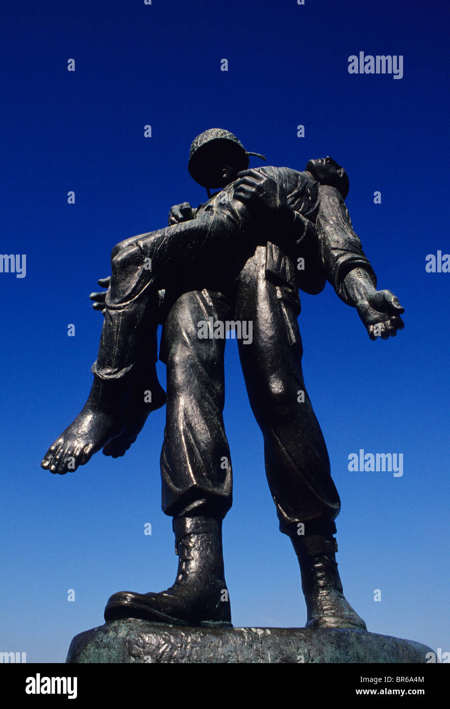 La statua di un soldato tenendo un compagno. Foto Stock