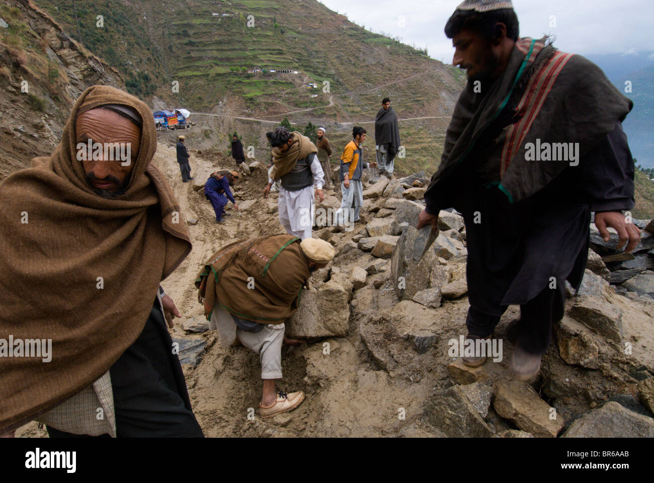 Pashtun uomini rocce chiare bloccando la strada per la valle di Allai e prevenire molti camion pieno di terremotati e il Foto Stock