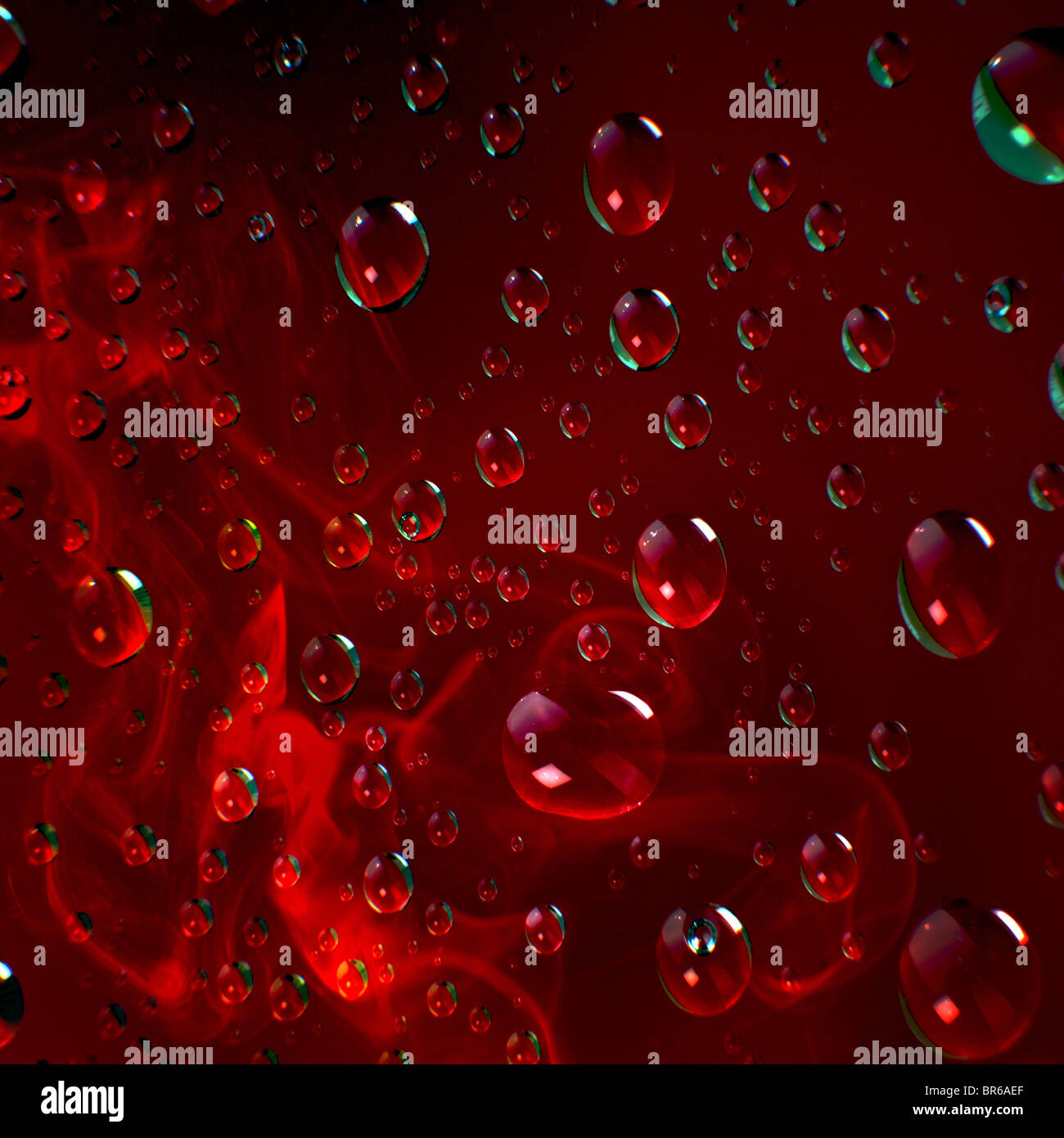 Composizione di bolle su sfondo rosso con fumo Foto Stock