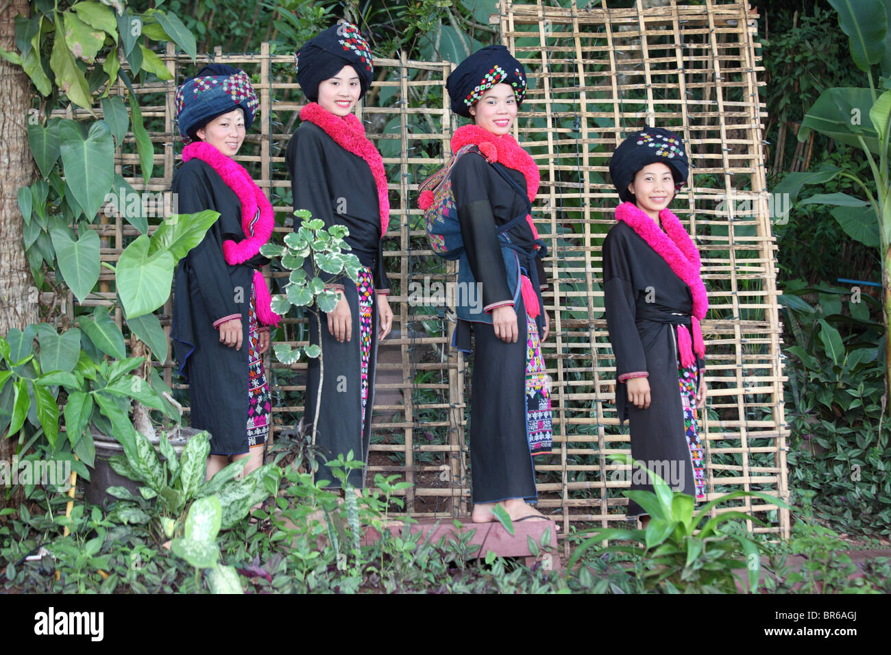 I giovani che mostra dei costumi tradizionali della Yao persone in una sfilata di moda in Laos Foto Stock