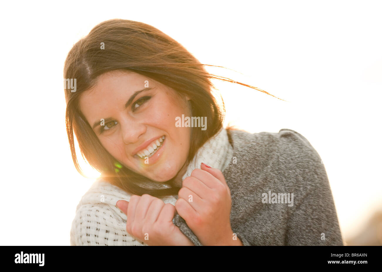 20 anni di donna che indossa un cappotto invernale e sciarpa Foto Stock