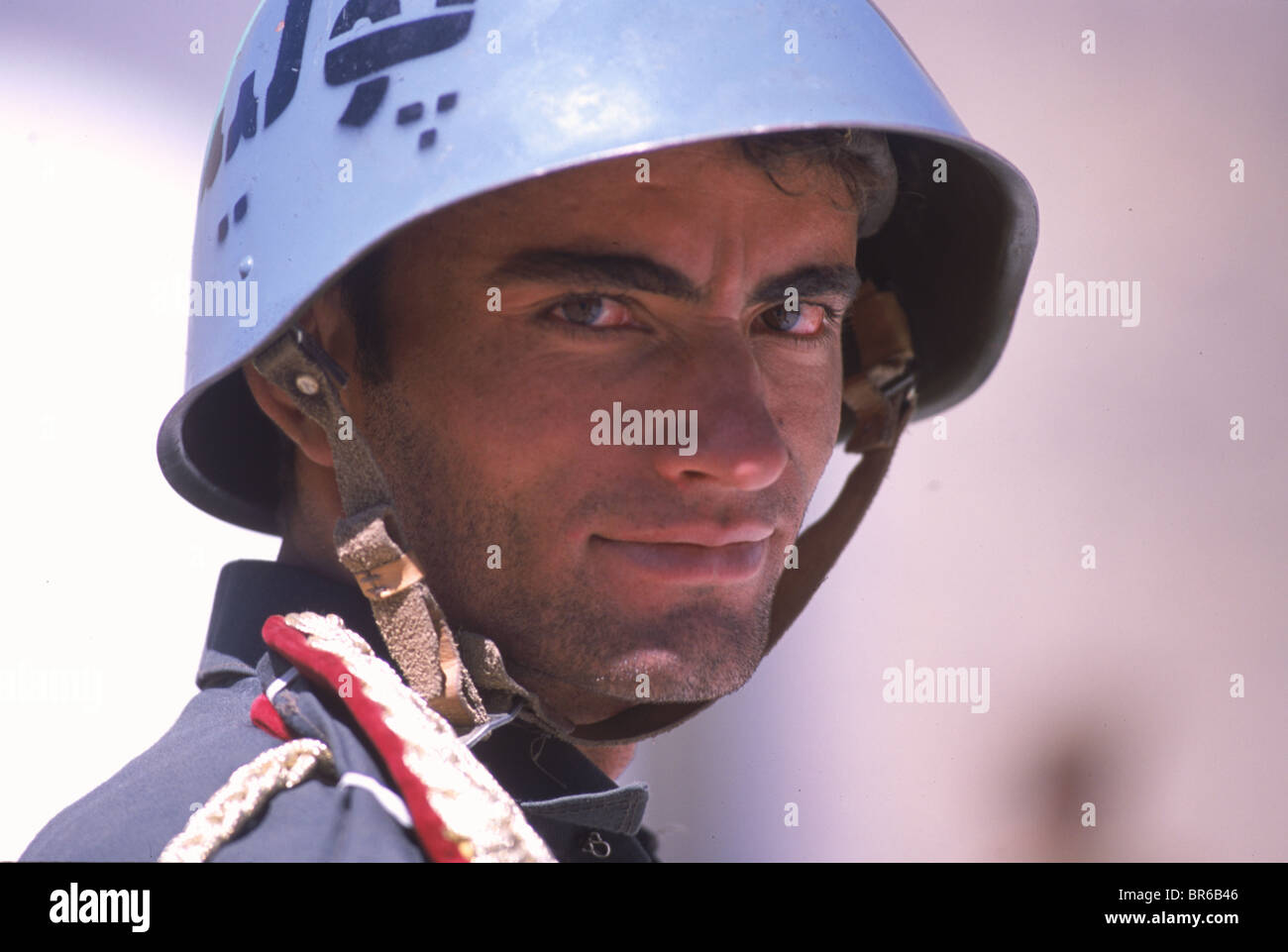 Un soldato sta di guardia sulla strada del Panjshir Valley Parvan Provincia Foto Stock