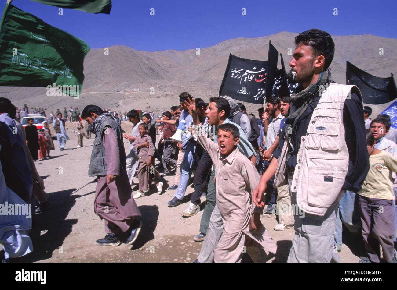Gli scolari portano striscioni al santuario del famoso comandante tagiko Ahmad Shah Masood nella valle del Panjshir. Foto Stock