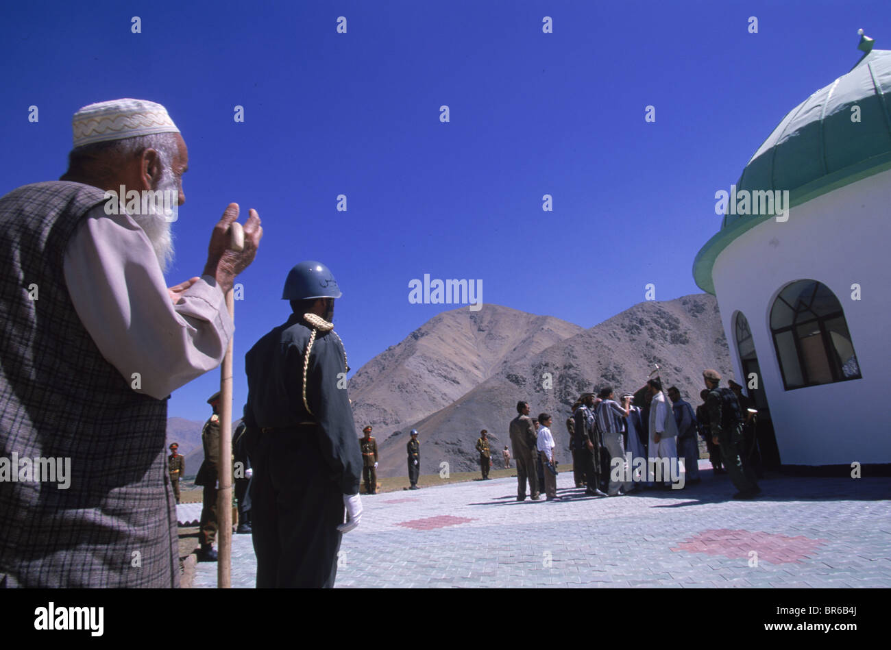 Un uomo anziano prega al di fuori del santuario di Ahmad Shah Massud nel Panjshir Valley. Foto Stock