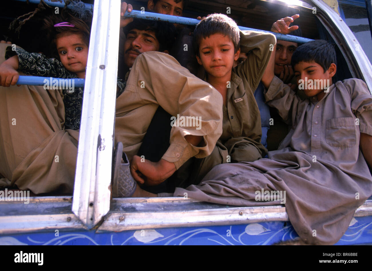 Il ritorno dei profughi giungono in un bus dal Pakistan in un centro al di fuori di Kabul, Afghanistan Foto Stock
