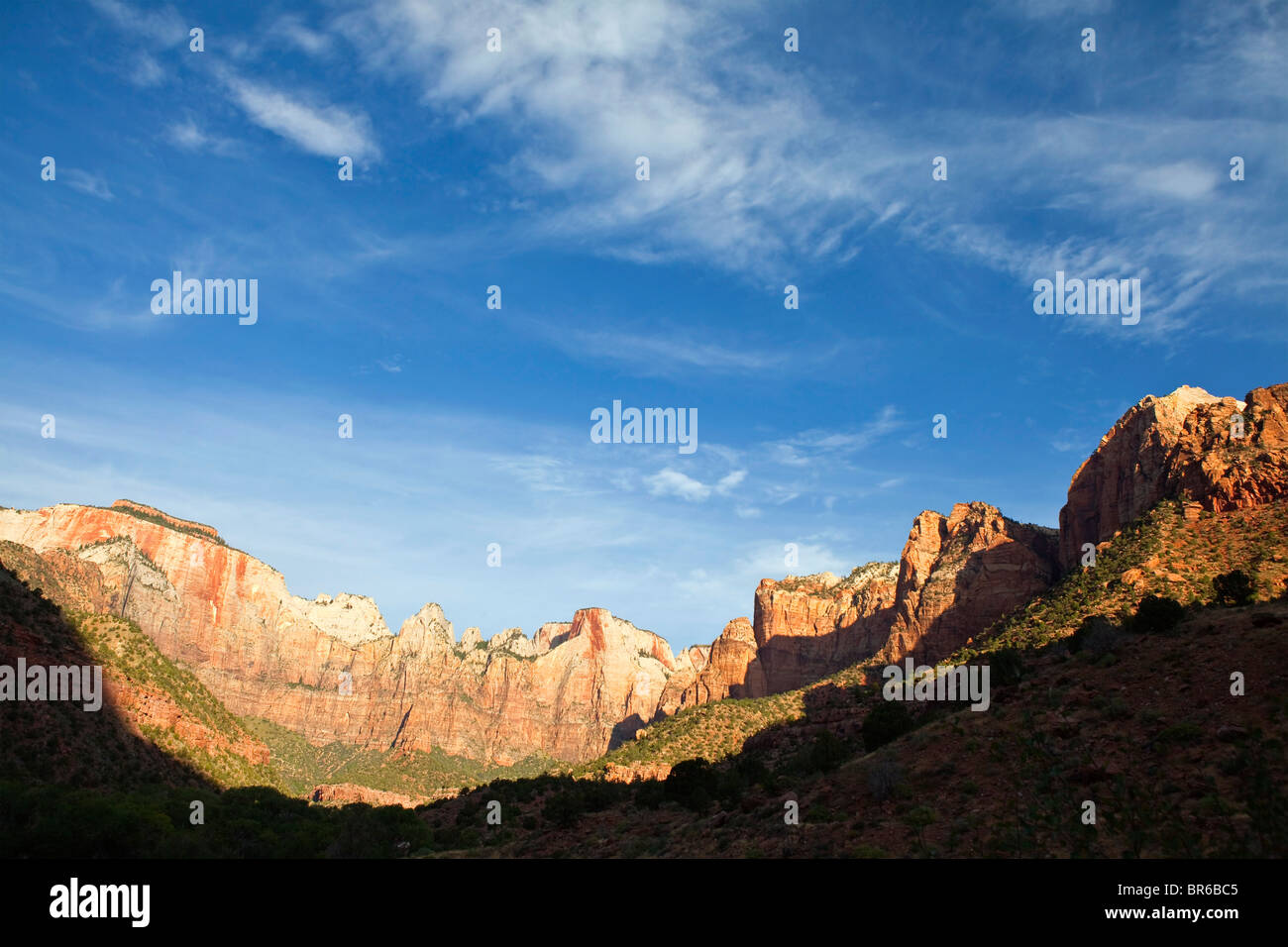 La mattina presto luce e wispy nuvole nel Canyon Zion National Park. Foto Stock