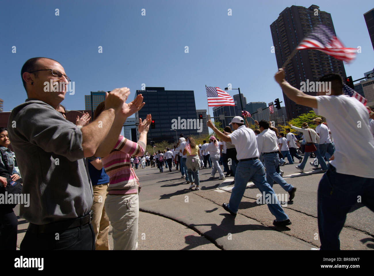 Downtown office lavoratori applaudire Latino i manifestanti che si marzo per i diritti degli immigrati in Denver Colorado Foto Stock