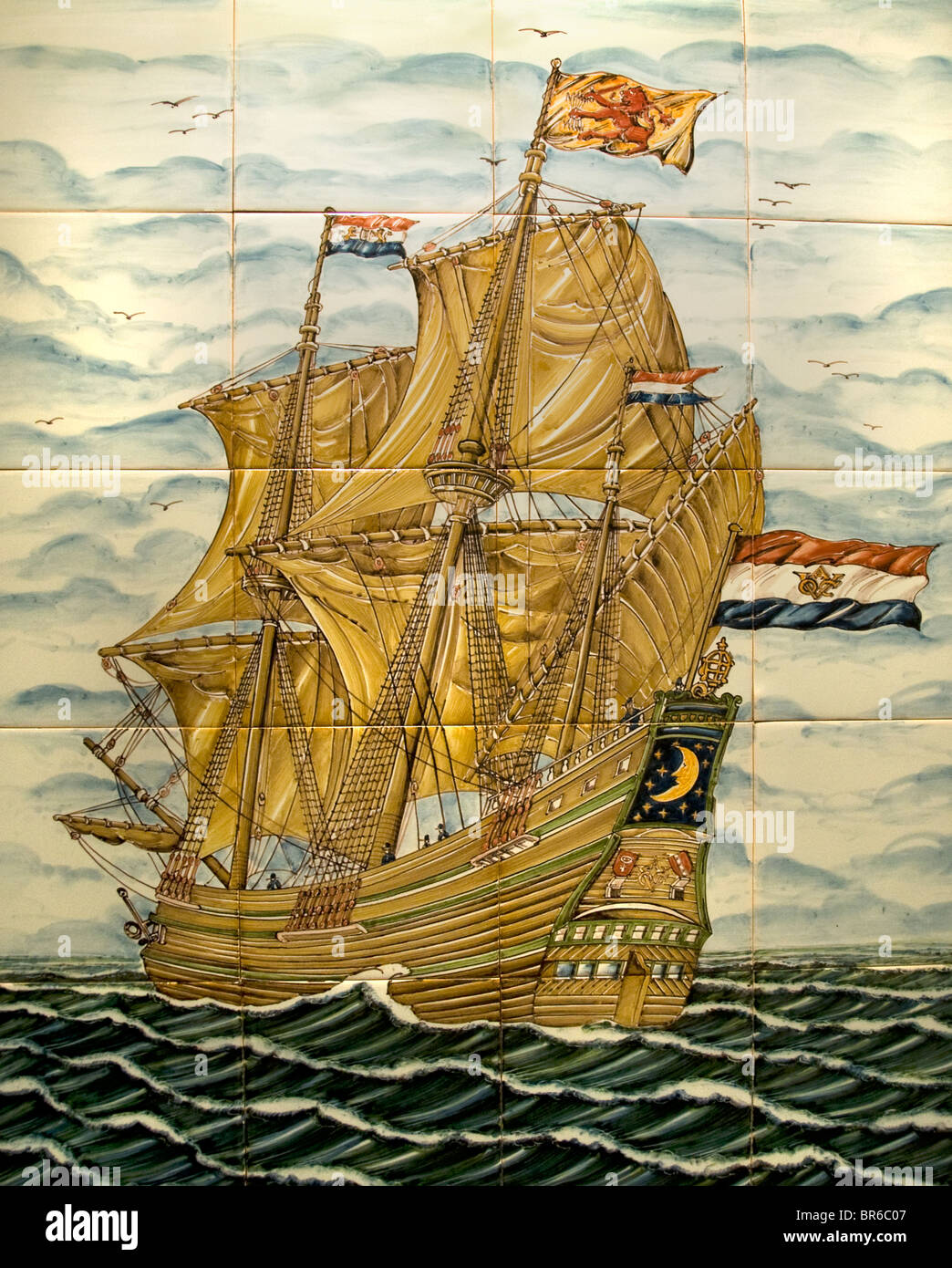 Royal Tichelaar Makkum piastrelle ceramiche piastrelle Frisia Paesi Bassi barca a vela nave Foto Stock