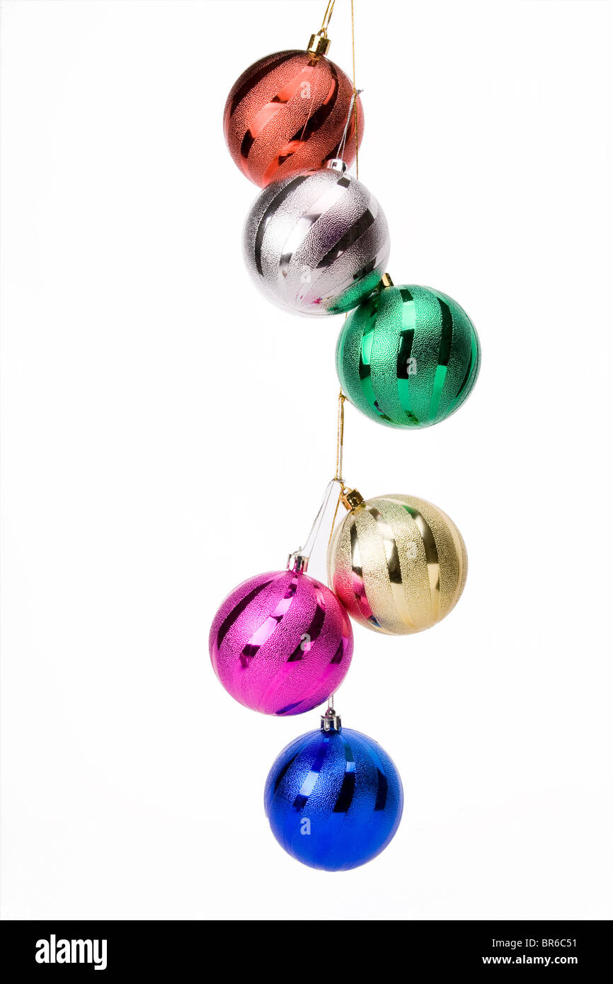 Bellissime decorazioni natalizie sfere su sfondo bianco Foto Stock