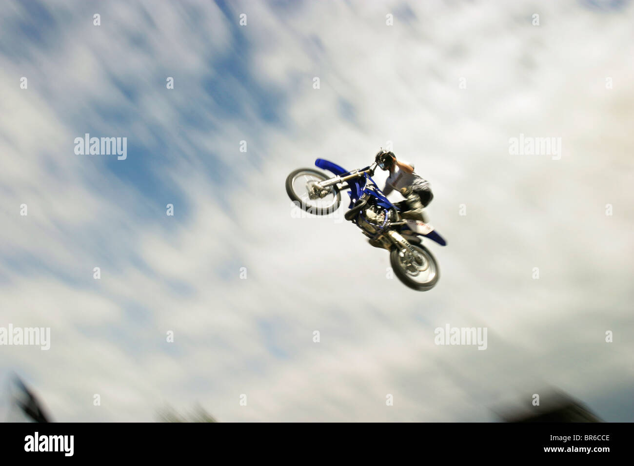 Motocross freestyle stunt rider esegue un pericoloso salto. Foto Stock