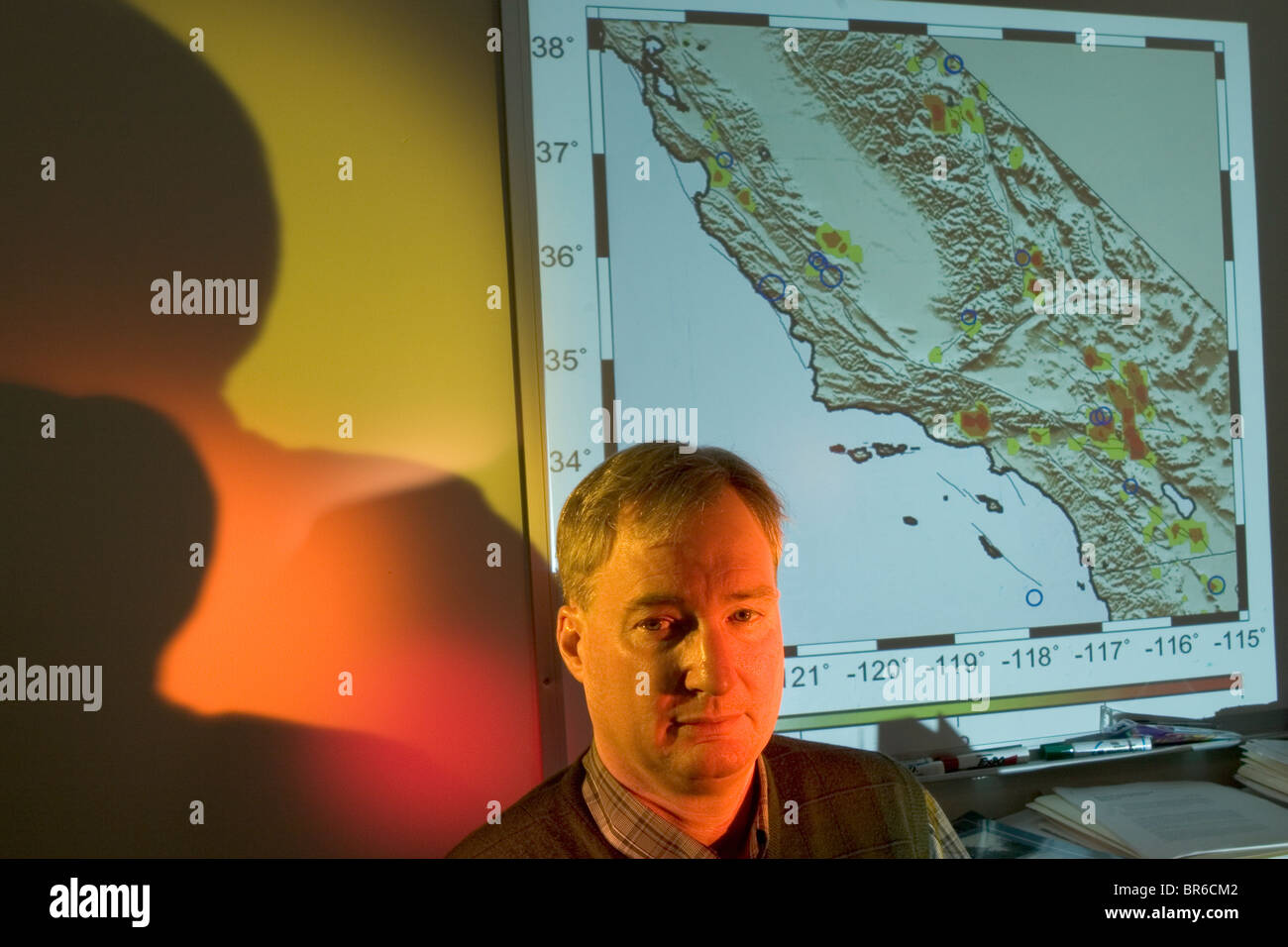 John Rundle con il suo terremoto hot spot mappa. Foto Stock
