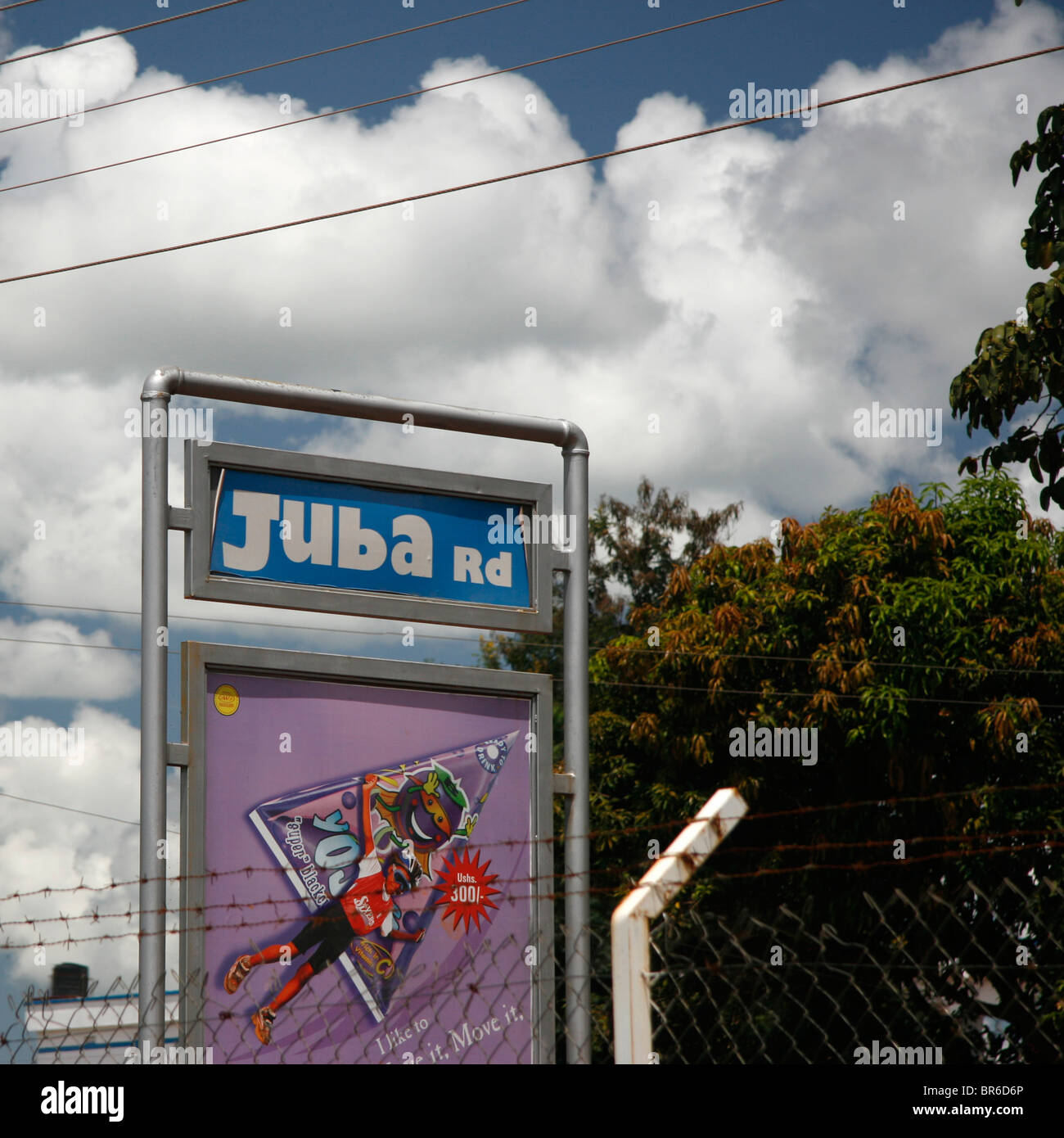 Un cartello a Gulu, in Uganda, dando il nome della strada che conduce a nord a Juba nel sud Sudan Foto Stock