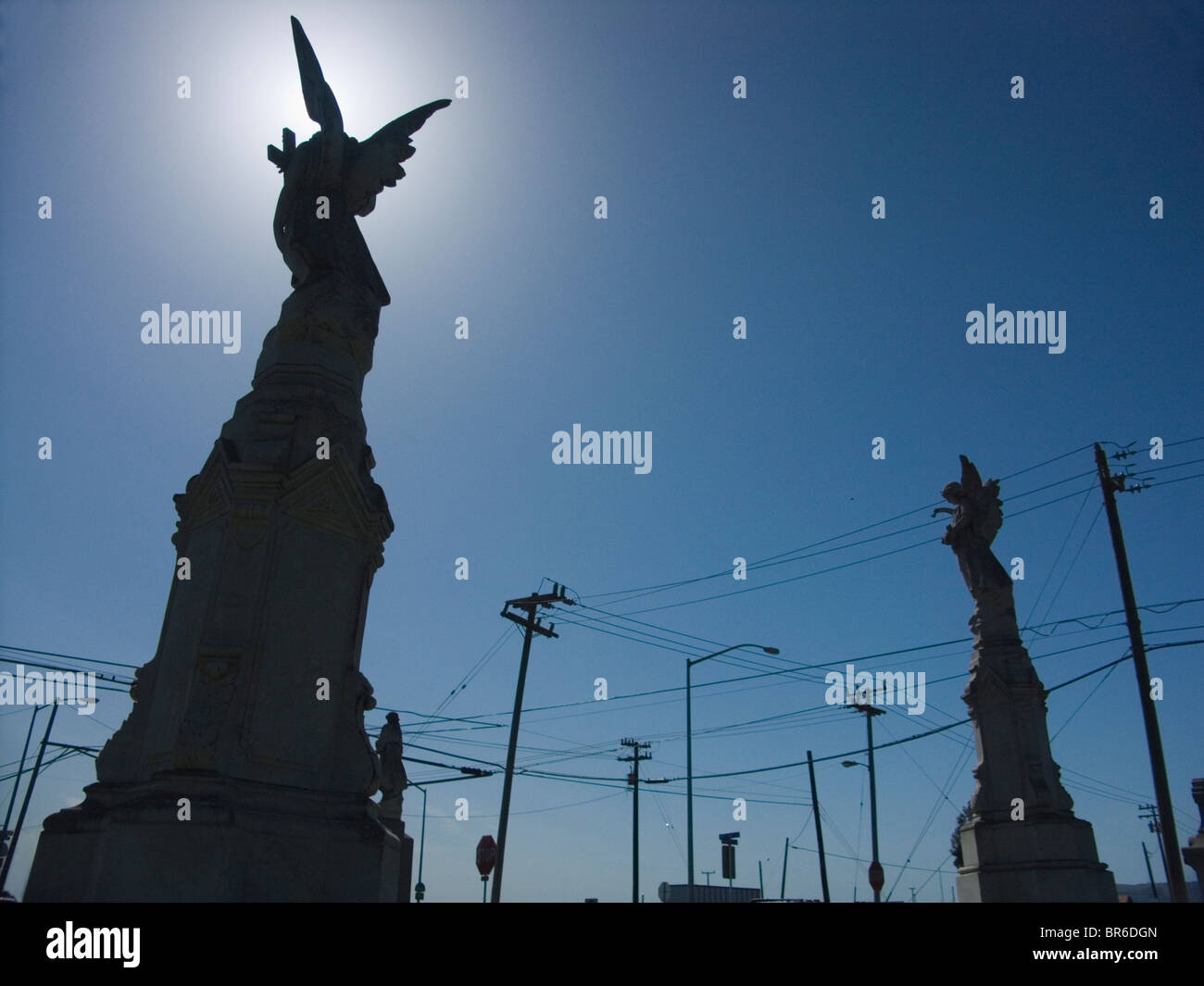 Cimitero di statue e crocifissi imitano le linee telefoniche. Guadalupe California. Foto Stock