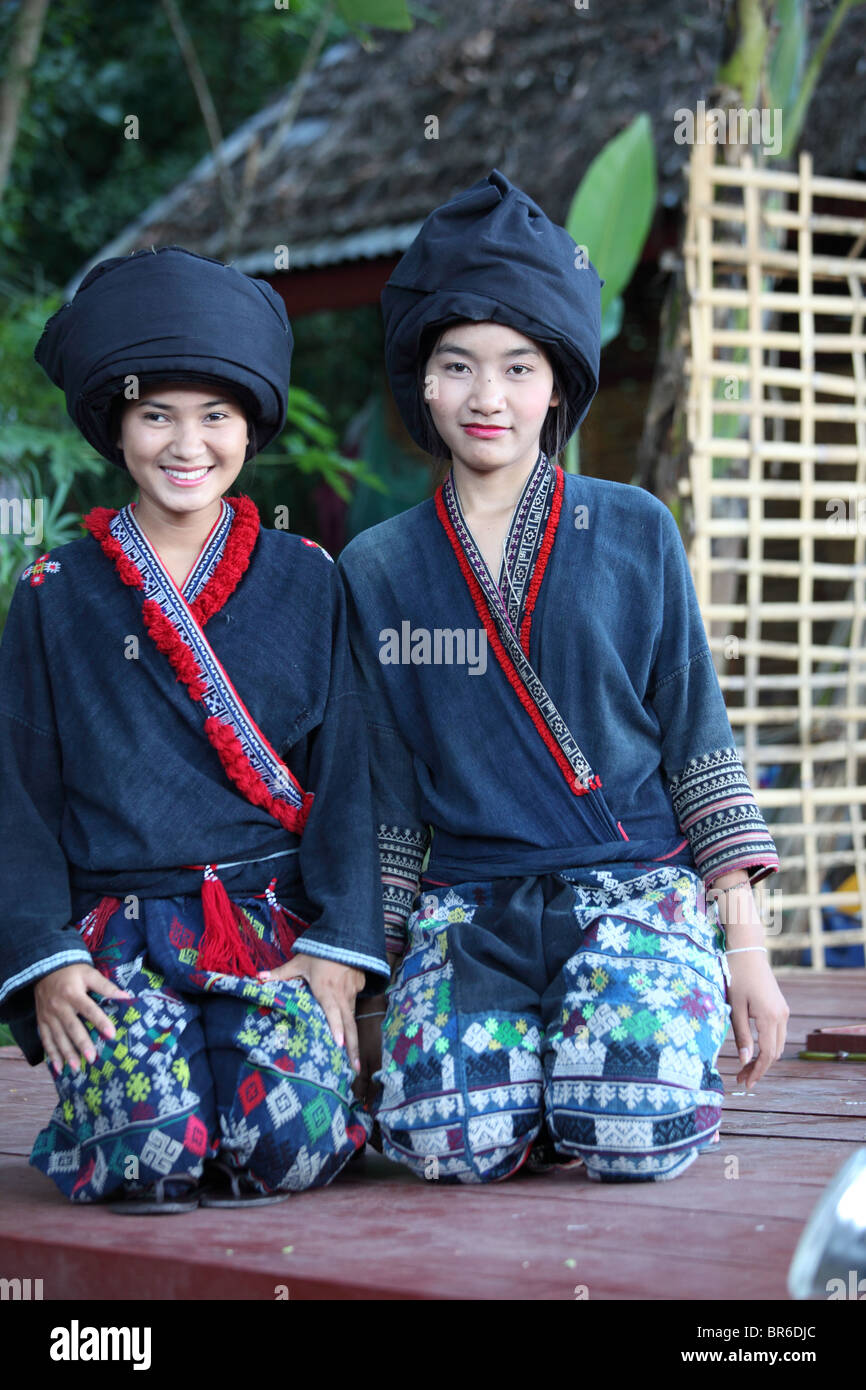 I giovani che mostra dei costumi tradizionali della Yao persone in una sfilata di moda in Laos Foto Stock
