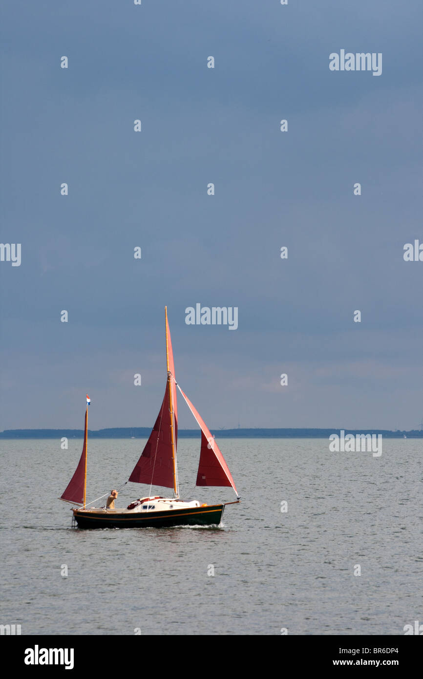 Piccole barche a vela sul lago in Olanda Foto Stock