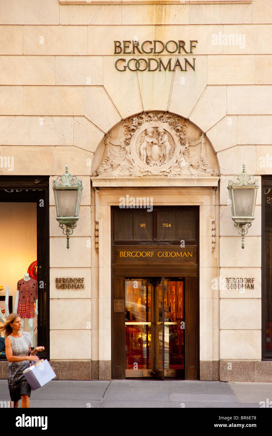 Shopping al Centro Commerciale e Bergdorf Goodman - uno dei famosi 'B' di shopping a Manhattan, New York City USA Foto Stock
