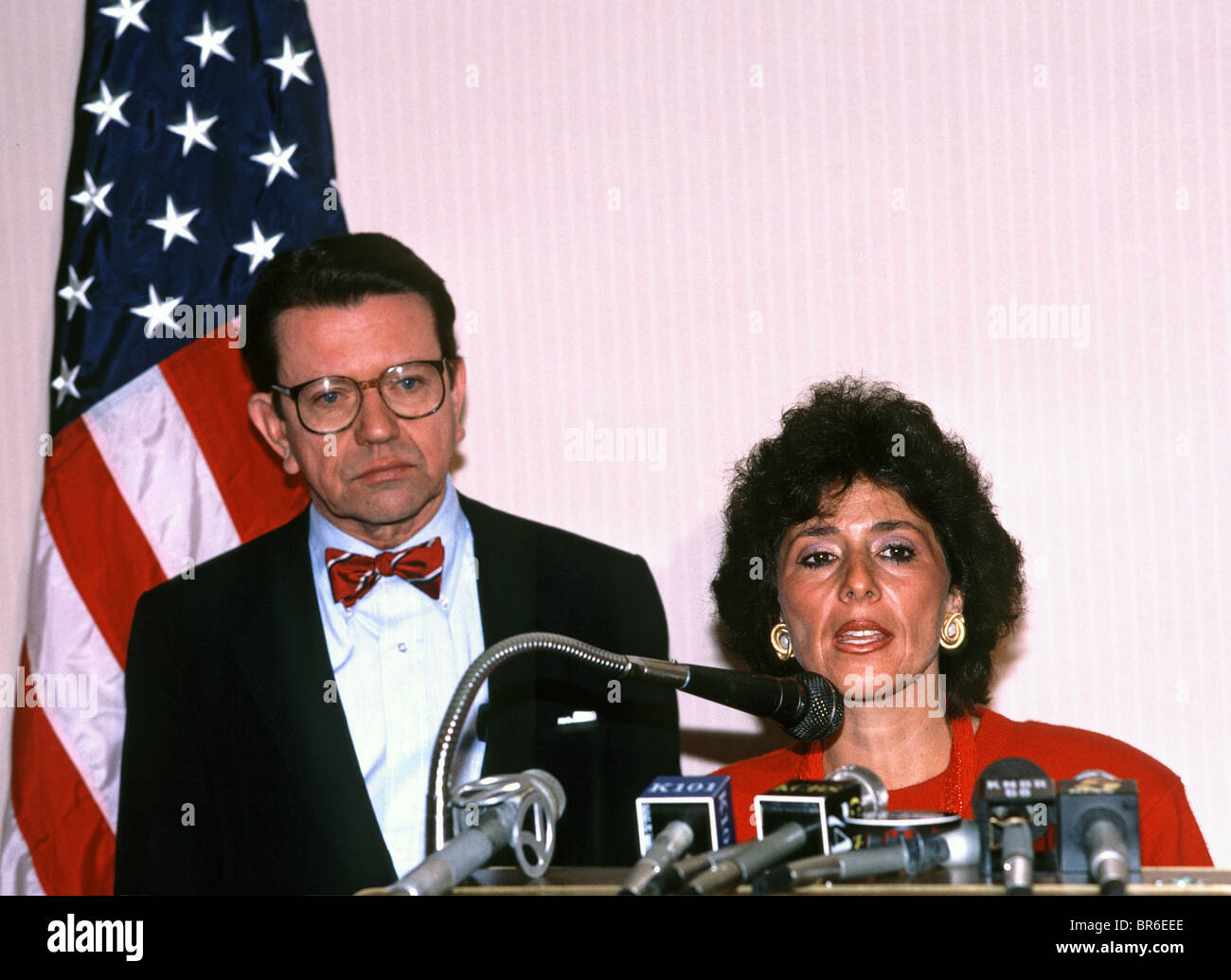 In California il Congresso USA Donna, Barbara Boxer, approvando Illinois senatore Paul Simon per il presidente. 1987. Foto Stock