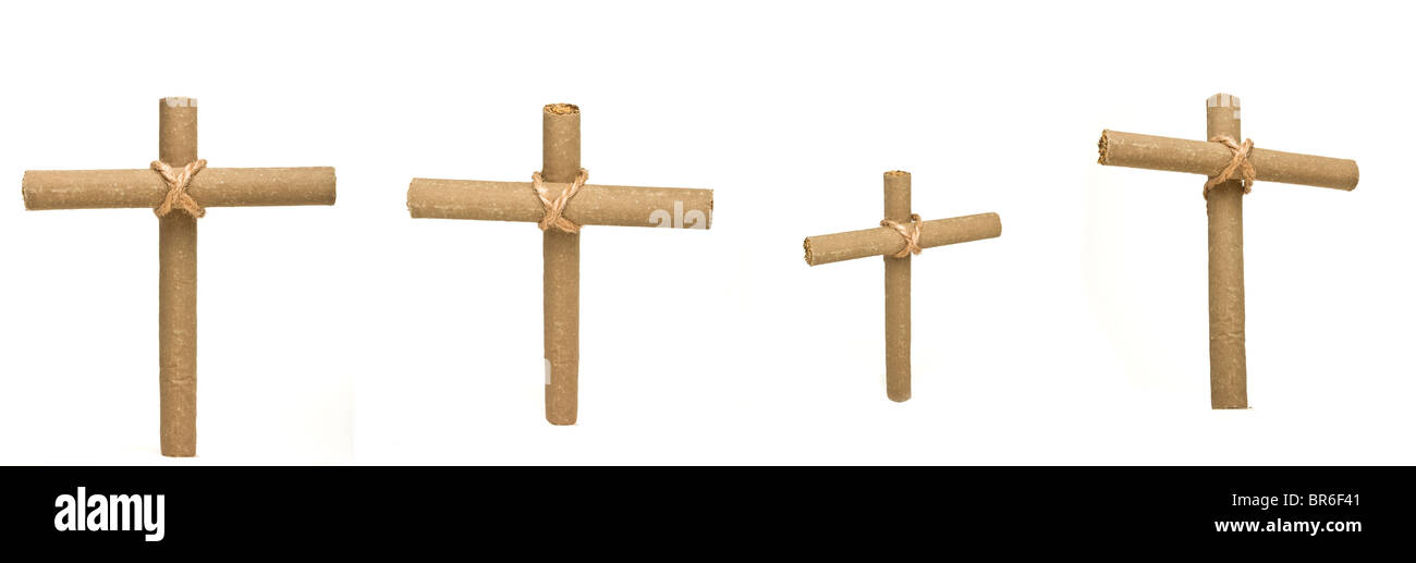 Anti-fumo concetto del Crocefisso realizzato da 2 sigari legata con corda isolato su bianco. Foto Stock