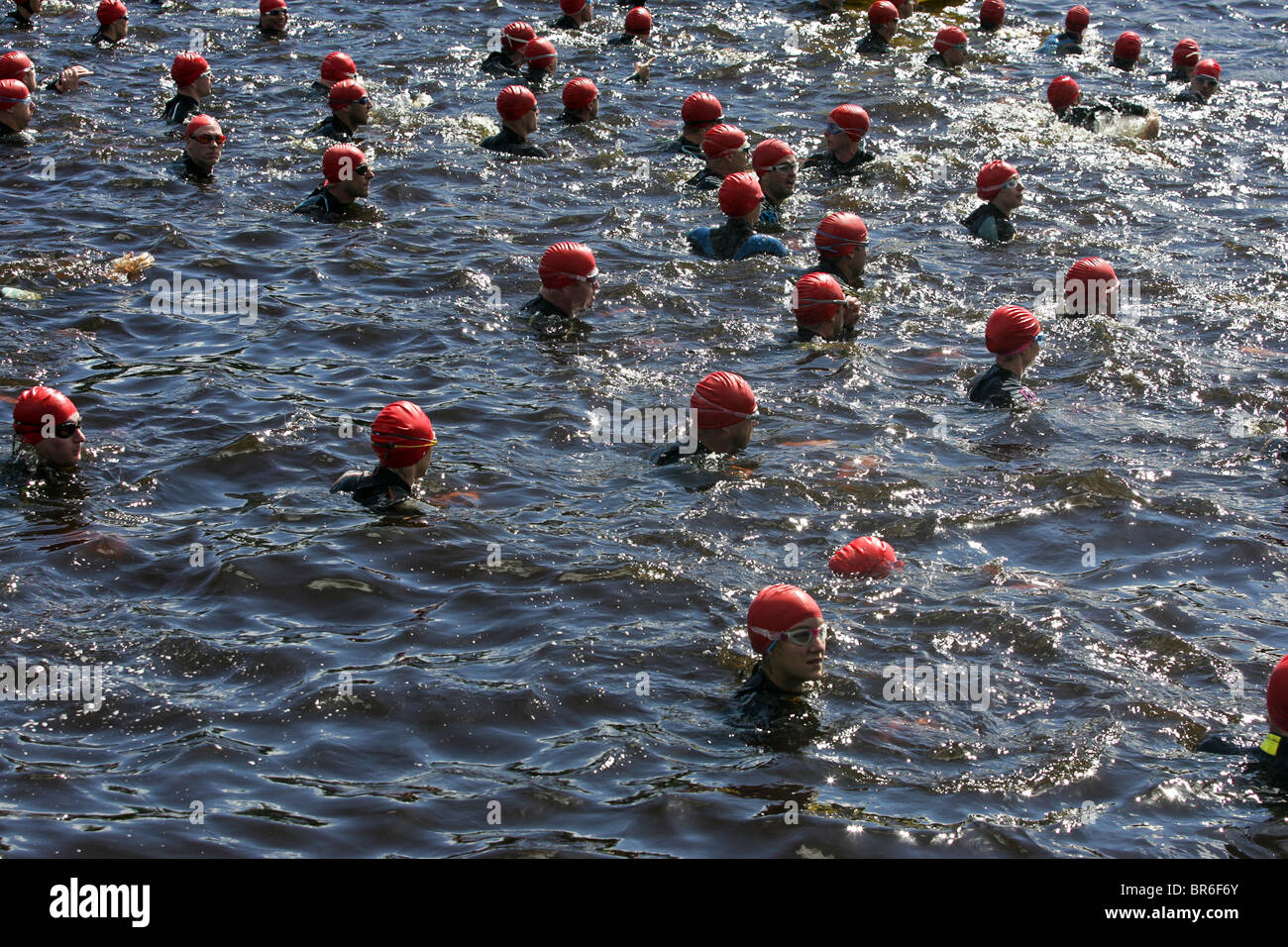 Nuotatori avviare il Stockton gara di triathlon nel Fiume Tees, Stockton, Regno Unito. Foto Stock