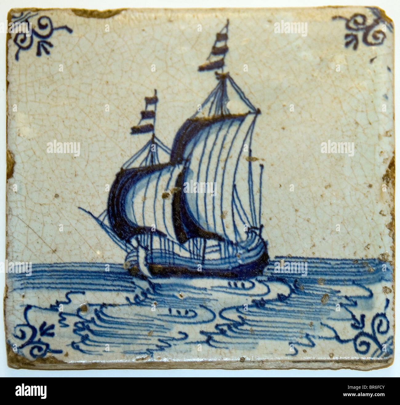 1660 Harlingen Friesland piastrelle blu olandese di barca a vela Paesi Bassi 17 secolo Foto Stock