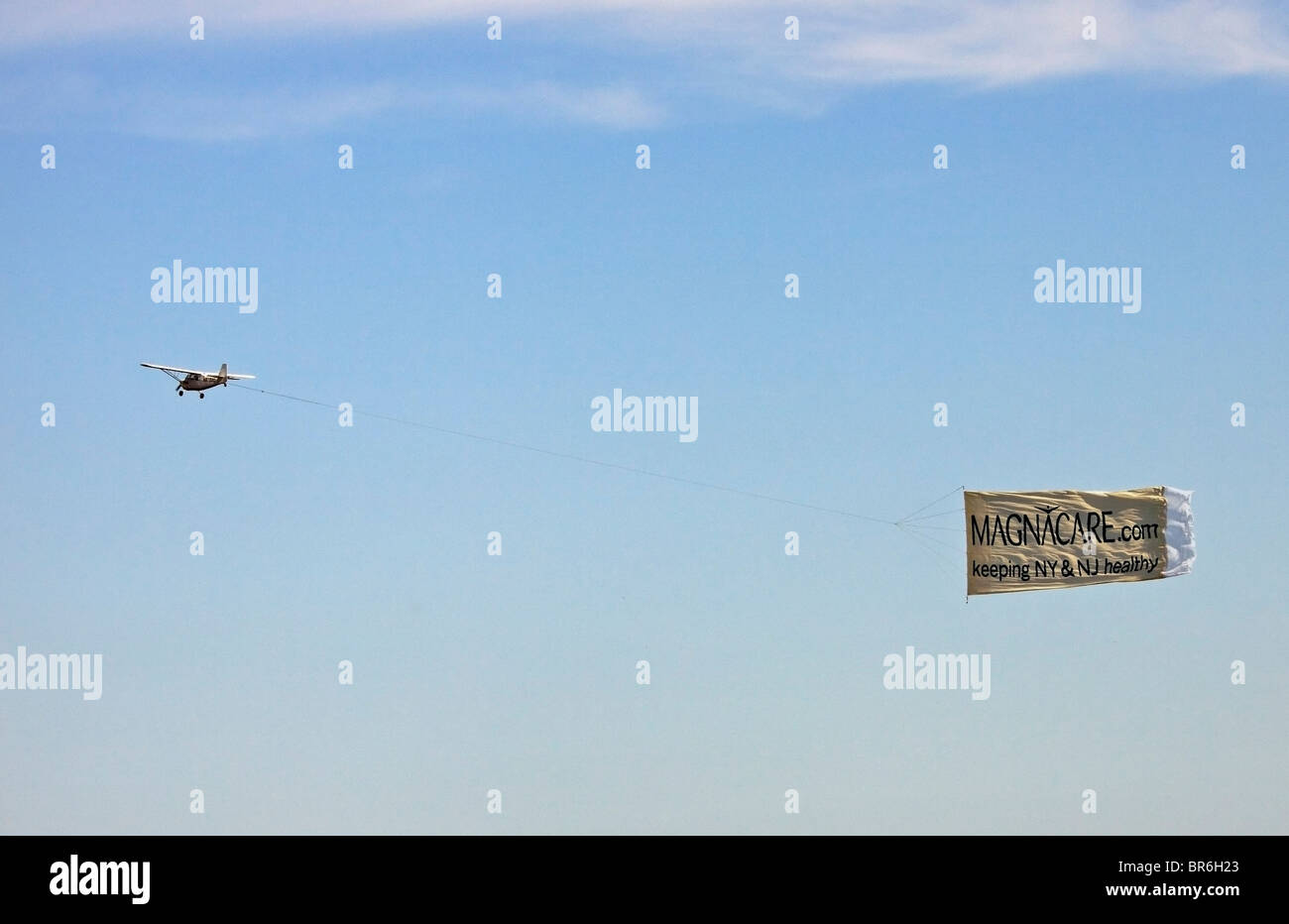 In aereo il traino di banner pubblicitari sulla spiaggia a Long Beach Long Island NY Foto Stock