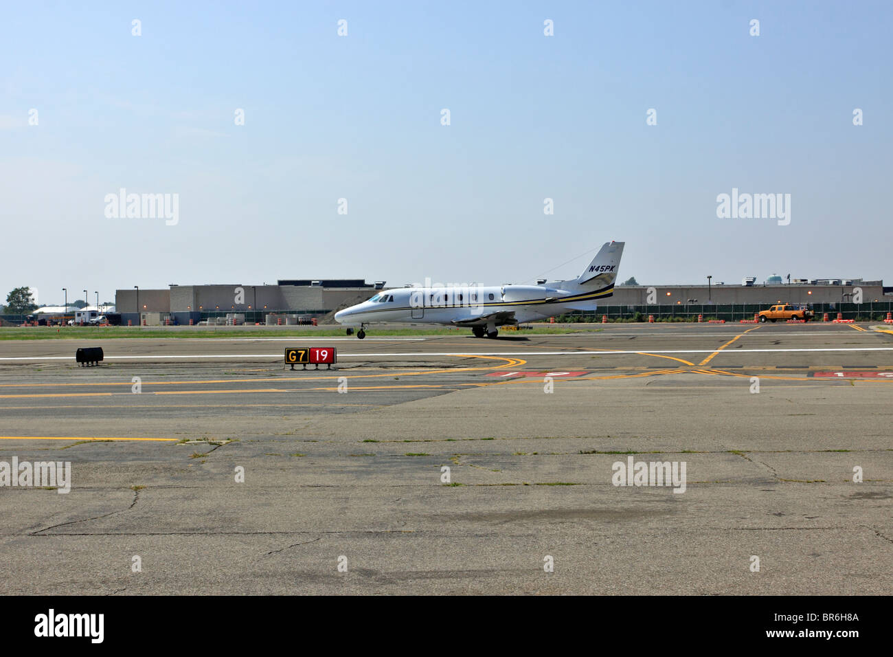 Cessna Citation 560XL business jet in attesa di decollo Aeroporto Repubblica Farmingdale NY Foto Stock