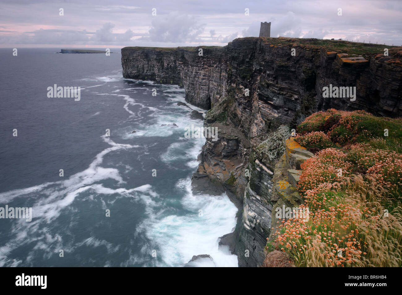 Marwick testa e il memoriale di Kitchener, isole Orcadi, Scozia Foto Stock