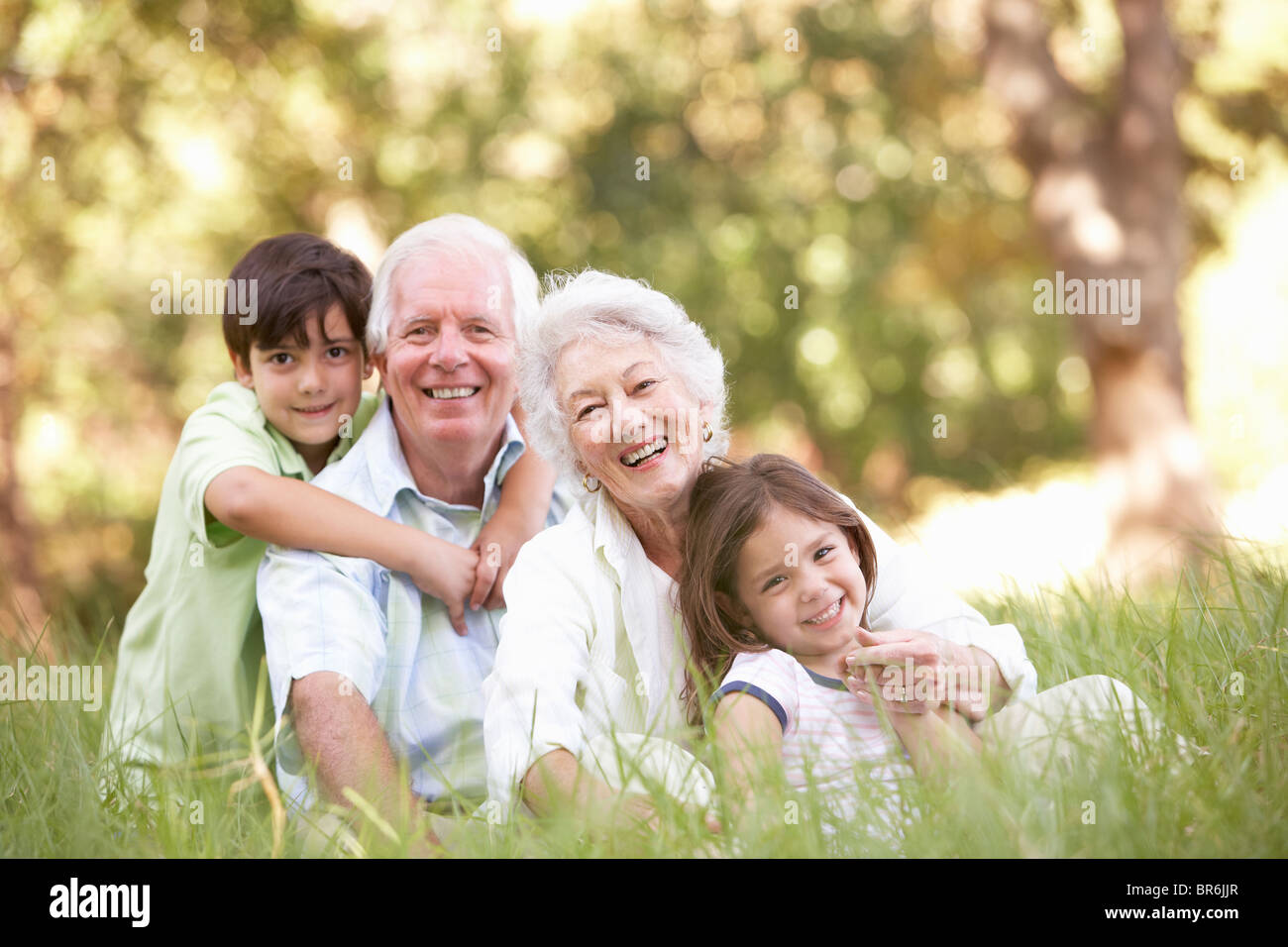 Nonni nel parco con i nipoti Foto Stock
