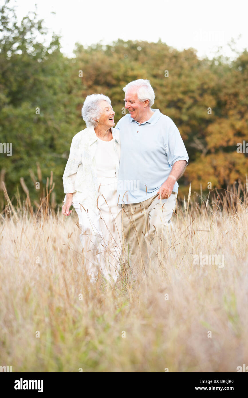 Coppia senior passeggiate nel parco Foto Stock