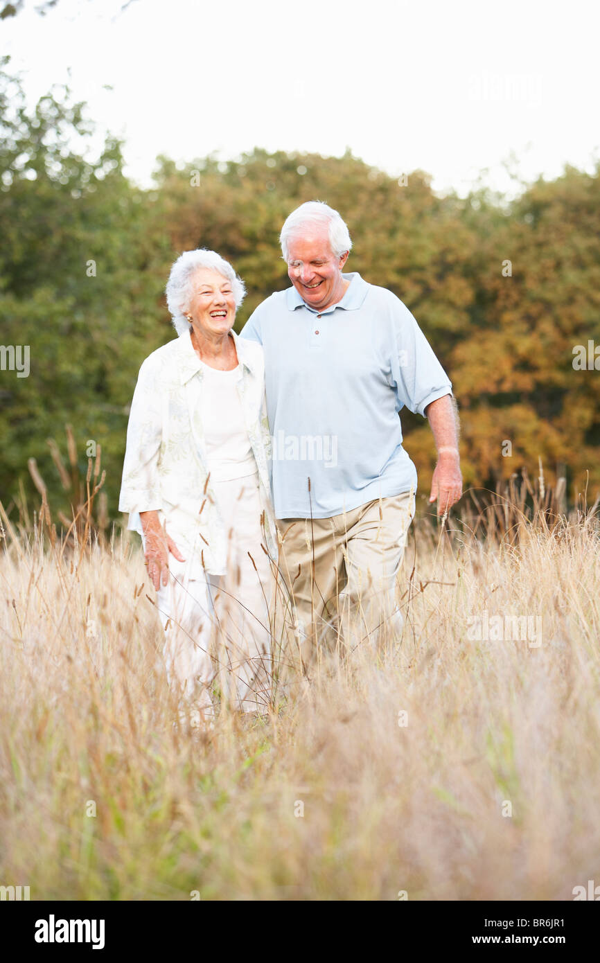 Coppia senior passeggiate nel parco Foto Stock