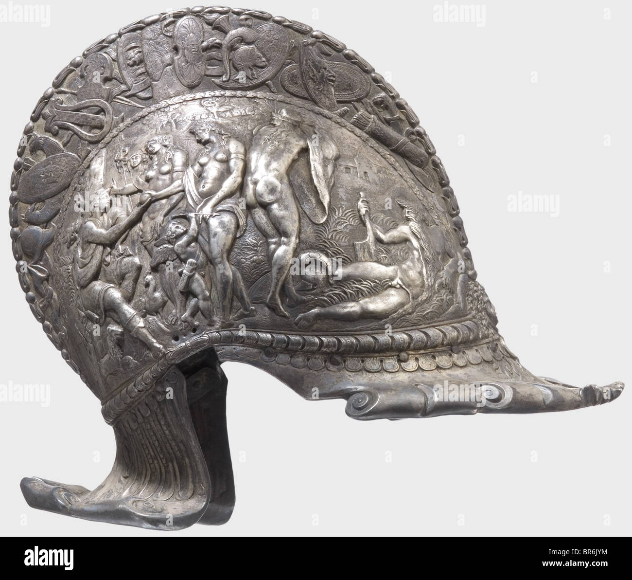 Un casco cerimoniale argentato, nello stile del 16th secolo. Argento elettroplaccato su rame. Realizzato in un unico pezzo con un pettine alto e girato sotto, visiera cava e protezione del collo. Una rappresentazione del Giudizio di Parigi in mezzo rilievo da un lato e una delle rapimenti di Helen dall'altro. Ogni faccia del pettine mostra trofei di guerra in rilievo. Casco molto decorativo. Altezza 28,5 cm. Storico, storico, 16th secolo, armi difensive, armi, armi, arma, braccio, dispositivo di combattimento, oggetto, oggetti, alambicchi, clippings, taglio, taglio, taglio, taglio, Foto Stock