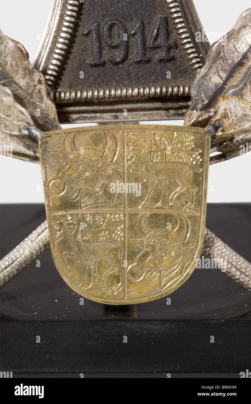 Reich Presidente Paul von Hindenburg (1847 - 1934) - Grande Croce di ferro 1914, esemplare del cuscino d'Ordine al suo funerale nel memoriale di Tannenberg 1934. Il nucleo in ferro annerito è piuttosto corroso, con struttura in argento, dimensioni 62 x 62 mm. Attaccato all'occhiello e all'anello di sospensione, un'aquila dorata applicata al bastone del maresciallo. La Grand Cross è montata in una cornice successiva di rami d'alloro d'argento con stemma in argento dorato sovrapposto della famiglia von Beneckendorff e von Hindenburg, su una piccola base in marmo. Con essa una lettera di Pa, Foto Stock