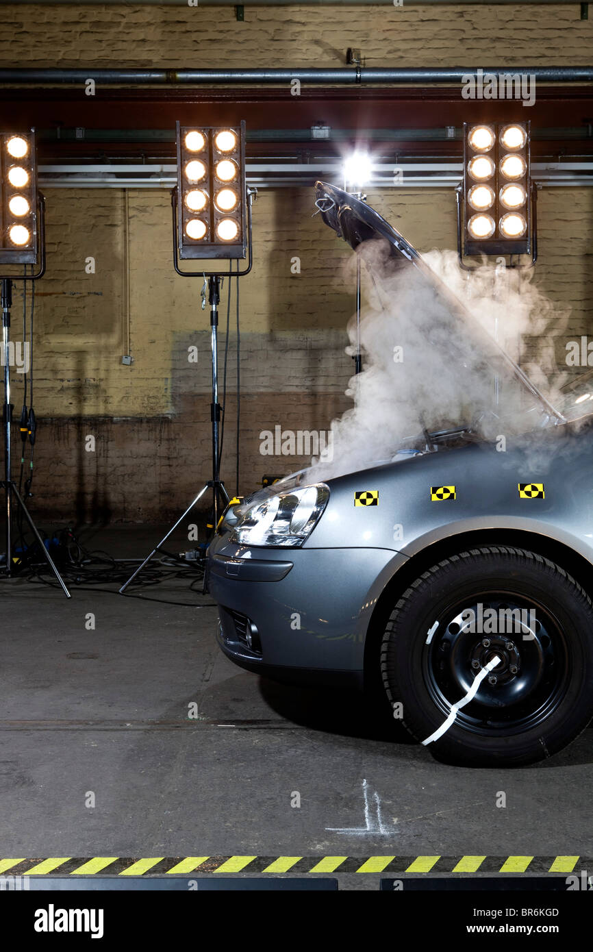 Una fumatori crash test auto con il cofano sollevato Foto Stock