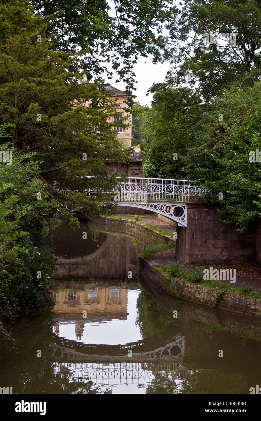 Kennet and Avon canal passa attraverso giardini Sidney nella città di Bath Foto Stock