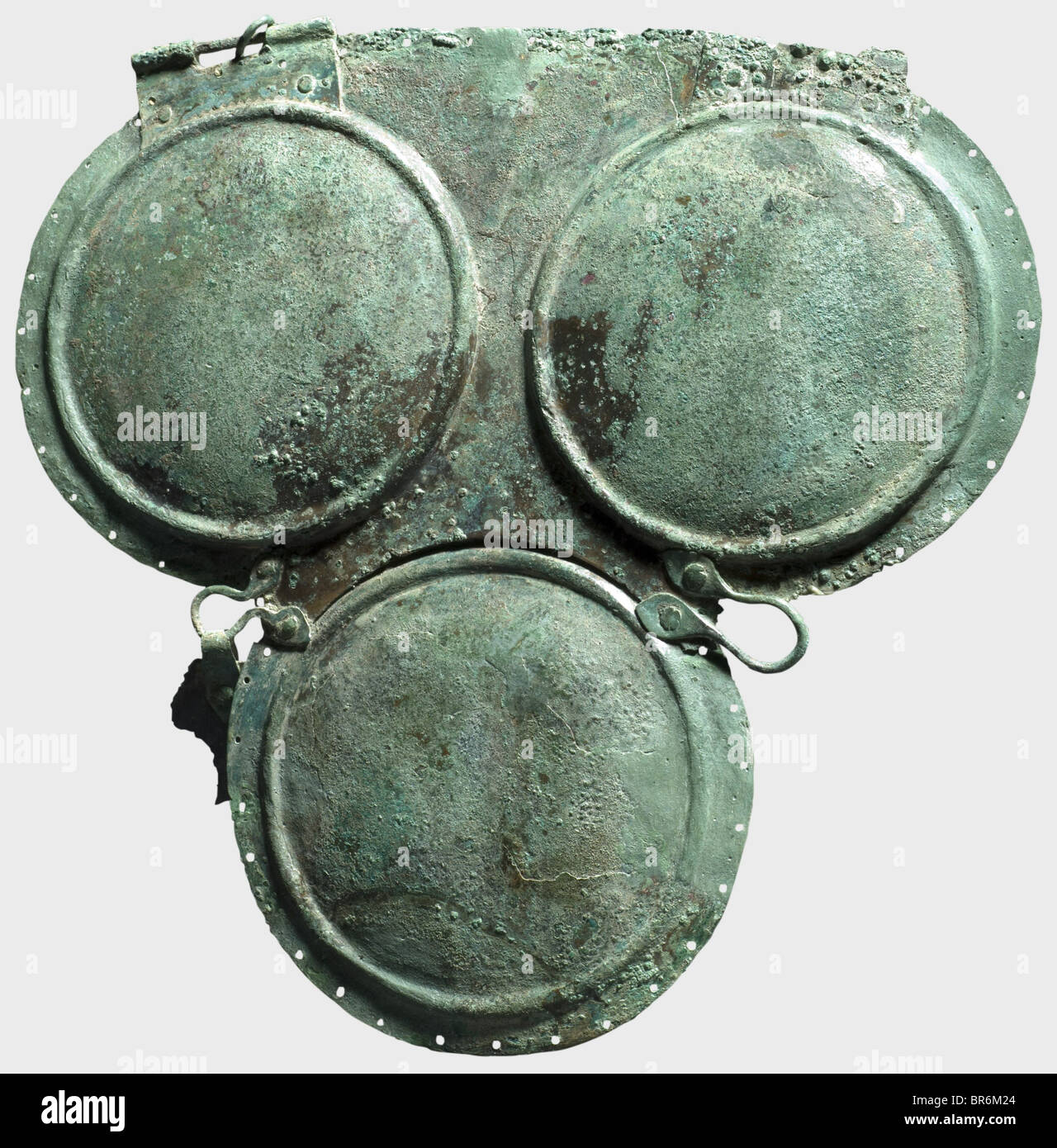 Armatura Hellenistica a trefoil (armatura a triplo disco), armatura in bronzo del 4th secolo a.C., tre dischi grandi con bordi sagomati e fori di rivestimento lungo il perimetro. La piastra posteriore dotata di anelli rivettati per il fissaggio delle piastre di collegamento (un piccolo frammento conservato). Ai bordi delle spalle di entrambe le piastre, resti di cerniere rivettate, perni in ferro e frammenti dei collegamenti delle spalle. Altezza 24,8 cm e 25,5 cm. Marrone-oro metallico a patina verde. Supplementi alle zone del cerchio. Collezione Axel Guttmann (AG 234/R 49), acquisita nel 1988 in Fr, Foto Stock