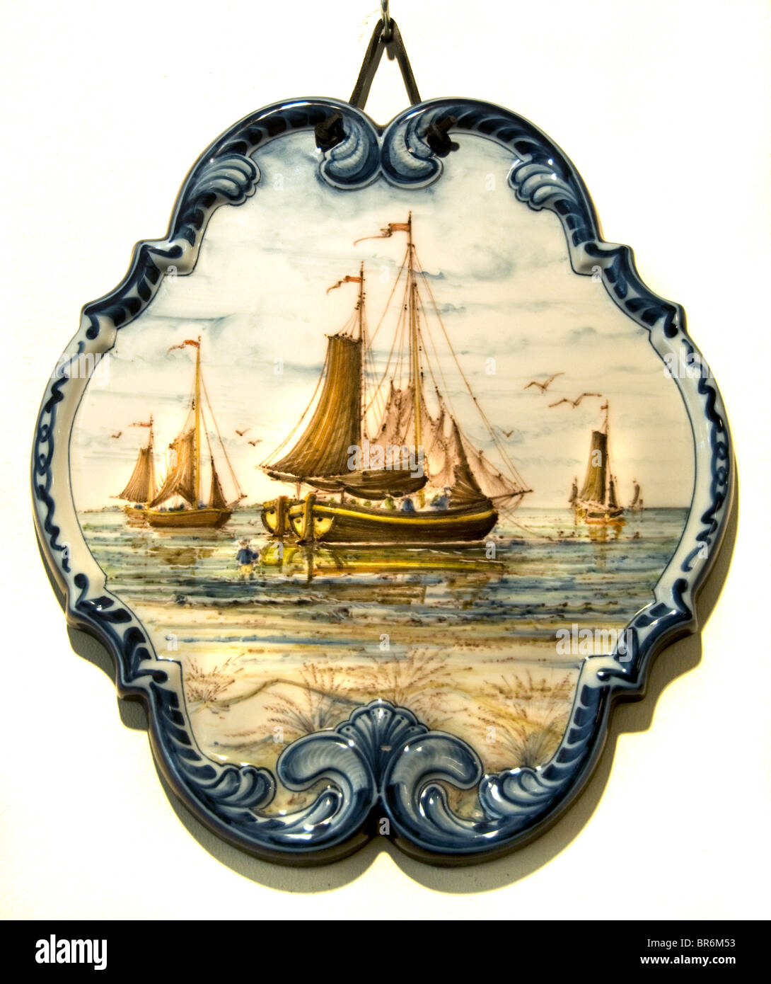 Royal Tichelaar Makkum piastrelle ceramiche piastrelle Frisia Paesi Bassi vecchia barca a vela nave Foto Stock