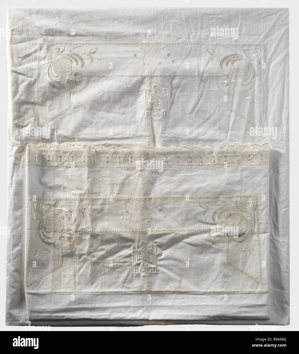 Adolf Hitler - biancheria personale, leggera, bianca con decorazioni ricamate in seta discreta. Al centro il monogramma ricamato in seta 'AH' con aquila nazionale. Cuscino case ca. 75 x 80 cm, copripiumino ca. 180 x 120 cm. Storico, storico, 1930s, 1930s, 20th secolo, NS, nazionalsocialismo, nazismo, Terzo Reich, Reich tedesco, Germania, Tedesco, nazionalsocialista, nazista, periodo nazista, fascismo, utensile, attrezzatura, utensili, oggetti, oggetti, oggetti, alambicchi, clippings, cut-out, cut-out, cut-out, Foto Stock
