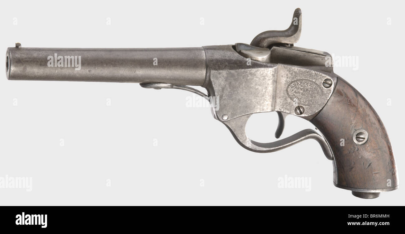 Una pistola Sharps, modello 1st, .34 cal., no 104. cilindro da 5' con foro minimo ruvido. Azione di blocco con sistema di primer a nastro. Sul lato sinistro del telaio contrassegnato con "Shops Patent Arms MFed Fairmount Phila". Pa.". Pannelli di presa in noce. Superfici metalliche in una patina, protezione a grilletto e blocco di blocco con residui di bluing. Afferrare i pannelli con contrassegni di utilizzo leggeri. Lunghezza 22.5 cm. Tra il 1854 e il 1857 vennero prodotte solo 850 pistole sparafuoco di entrambi i modelli: Storiche, storiche, del 19th secolo, mitragliatrici civili, pistole civili, armi portatili, armi da fuoco, armi da fuoco, armi da fuoco, armi da fuoco, armi da fuoco, armi da fuoco, Foto Stock
