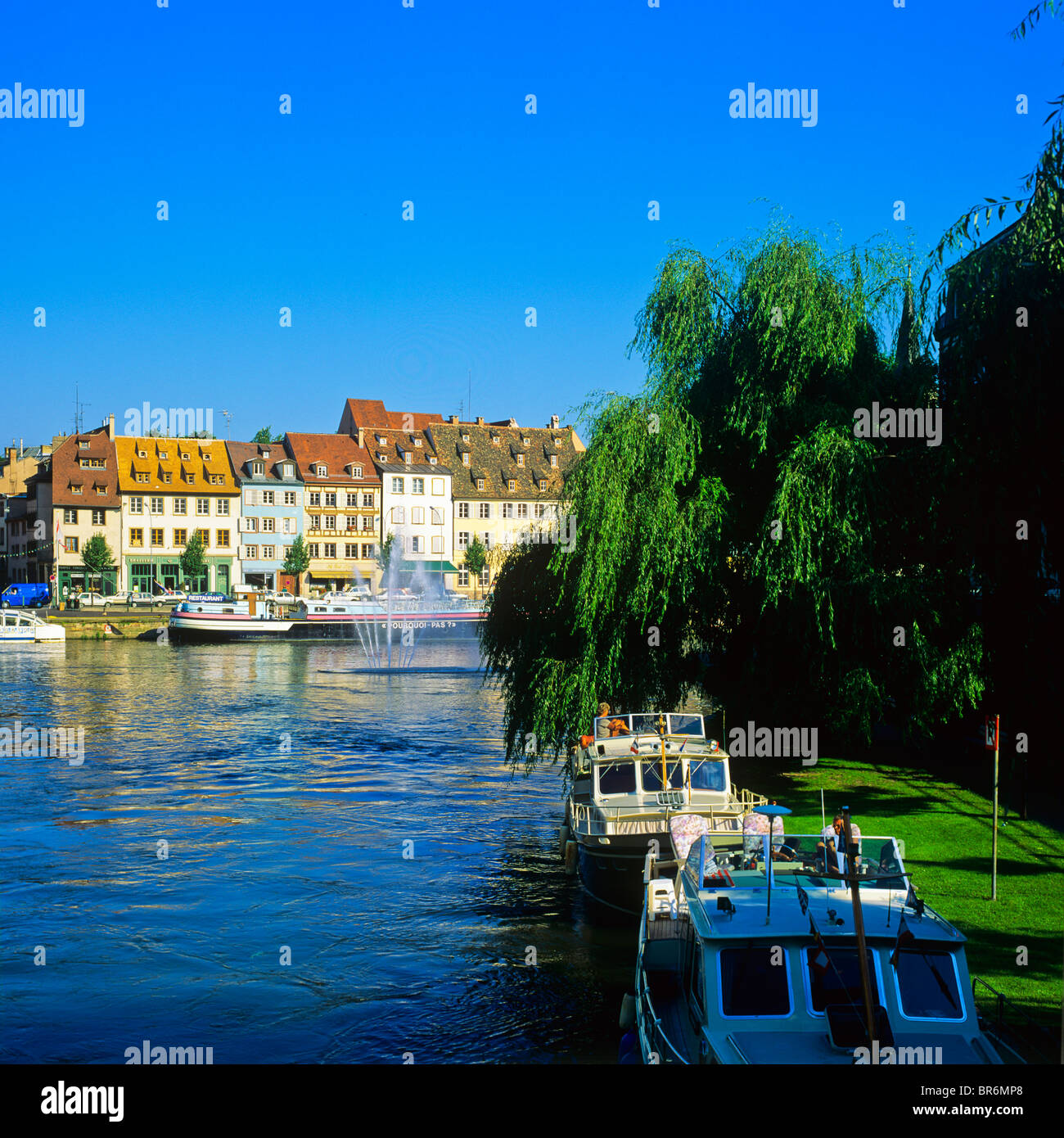 Ormeggiate imbarcazioni da diporto, waterfront case, quai des Pêcheurs quay, Fisherman Wharf, Strasburgo, Alsazia, Francia, Europa Foto Stock