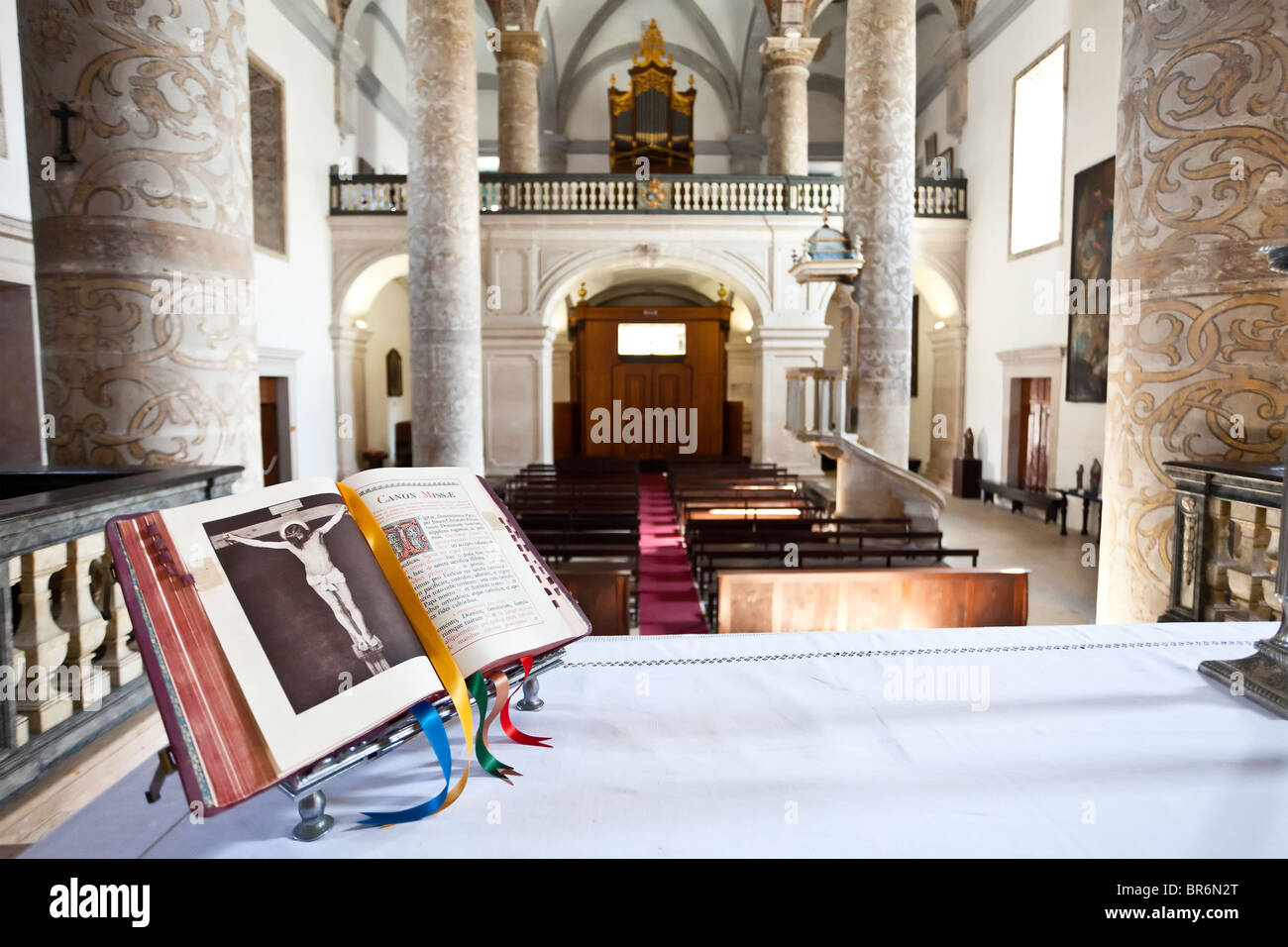 Aprire la Bibbia sopra l altare nella chiesa della Misericordia nella città di Santarém, Portogallo. Xvi secolo architettura tardo rinascimentale. Foto Stock