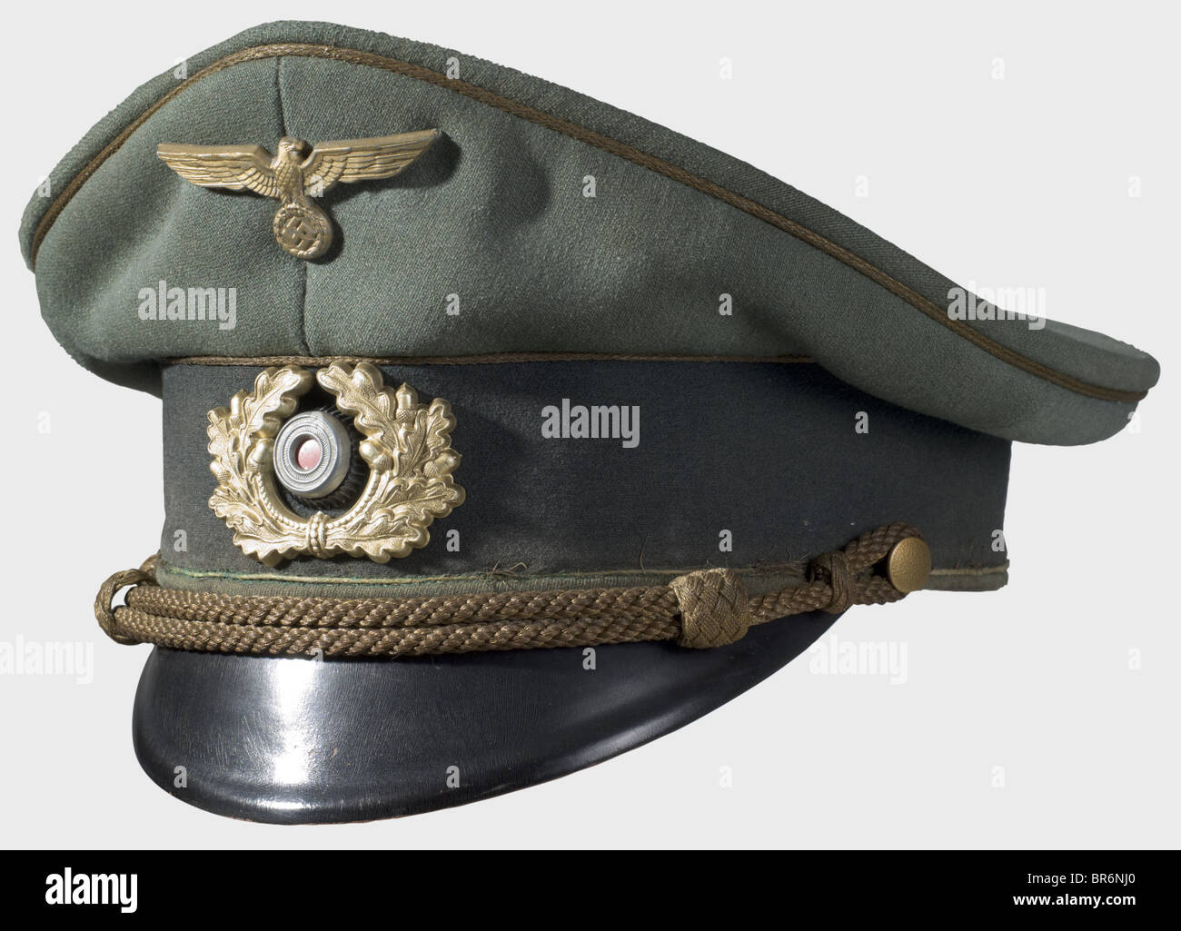 Generalmajor Friedemund von Arnim (1894 - 1975) - cappello di servizio del suo ufficiale generale personale., panno grigio Campo con banda verde scuro, tubatura dorata, insegne di metallo dorato, rivestimento di seta gialla recante 'Offizierskleiderkasse Berlin - Erel Sonderklasse Extra' (regolamento ufficiale Uniforme Berlino - Erel Special Class Extra) stampato in argento. Fascia in pelle. Misura 55 1/2. Segni evidenti di usura. Friedemund von Arnim divenne ensign nel 1913, tenente nel 1914, e nel 1918 fu primo tenente e reggimento del reggimento Dragoon 5th. Nel 1939 era un, Foto Stock