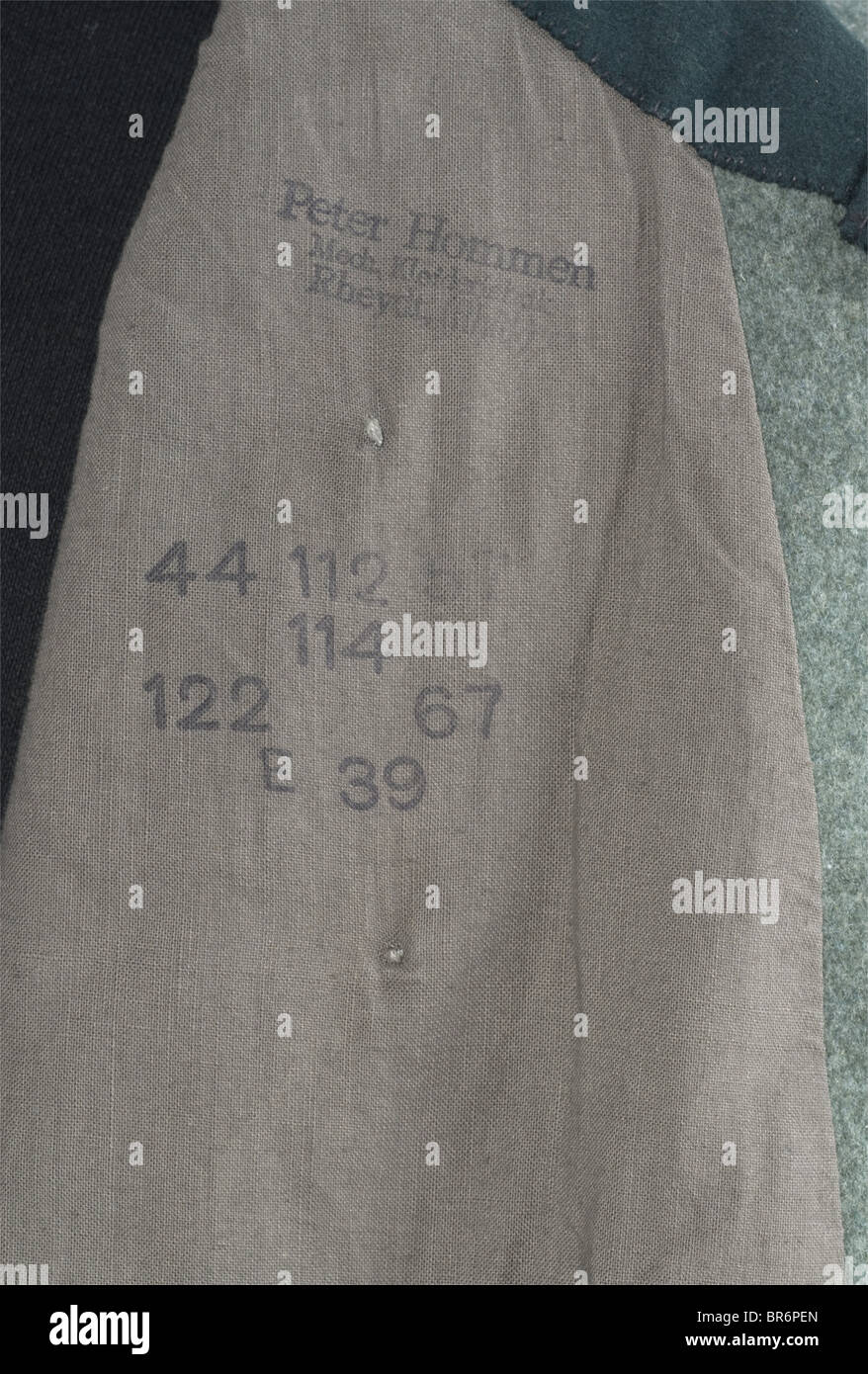 Un ensemble uniforme per un ispettore postale di campo., una tunica gabardina grigia di campo con collare verde scuro (falle di falena), aquila pettorina ricamata in argento e anelli di medaglia. Le chiazze da collare e gli spalline hanno una tubazione gialla di limone, le spalline hanno un cordone giallo e visualizzano le lettere 'FP'. Nessun bracciale. Un soprabito in lana grigio con colletto verde scuro, supplicine e francobolli di dimensioni nel rivestimento, e spalline cucite come la tunica. Braghe di gabardine grigio pietra con cinghie per le gambe e finiture in pelle. Sacco da campo bloccabile con una fessura di deposito posta, recante il , Foto Stock