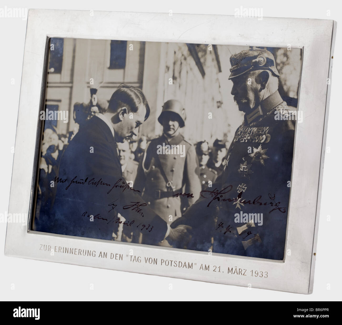 Il Presidente di Reich Paul von Hindenburg (1847 - 1934) e Adolf Hitler - una fotografia del 'giorno di Potsdam' 1933, firmato da entrambi gli statisti. Foto di grandi dimensioni scattata il 21st marzo 1933 in occasione della convocazione del nuovo Reichstag. Hitler si inchina verso Il maresciallo Di Campo von Hindenburg e gli dà la mano, firmato in inchiostro 'Il Vostro sinceramente Adolf Hitler - Berlino/aprile 1933' e 'von Hindenburg 4.4.1933', rispettivamente. Il bordo inferiore con macchie d'acqua, l'immagine successivamente rilined su cartone per scopi di conservazione. Sotto vetro in argento con l'incisione 'In, Foto Stock