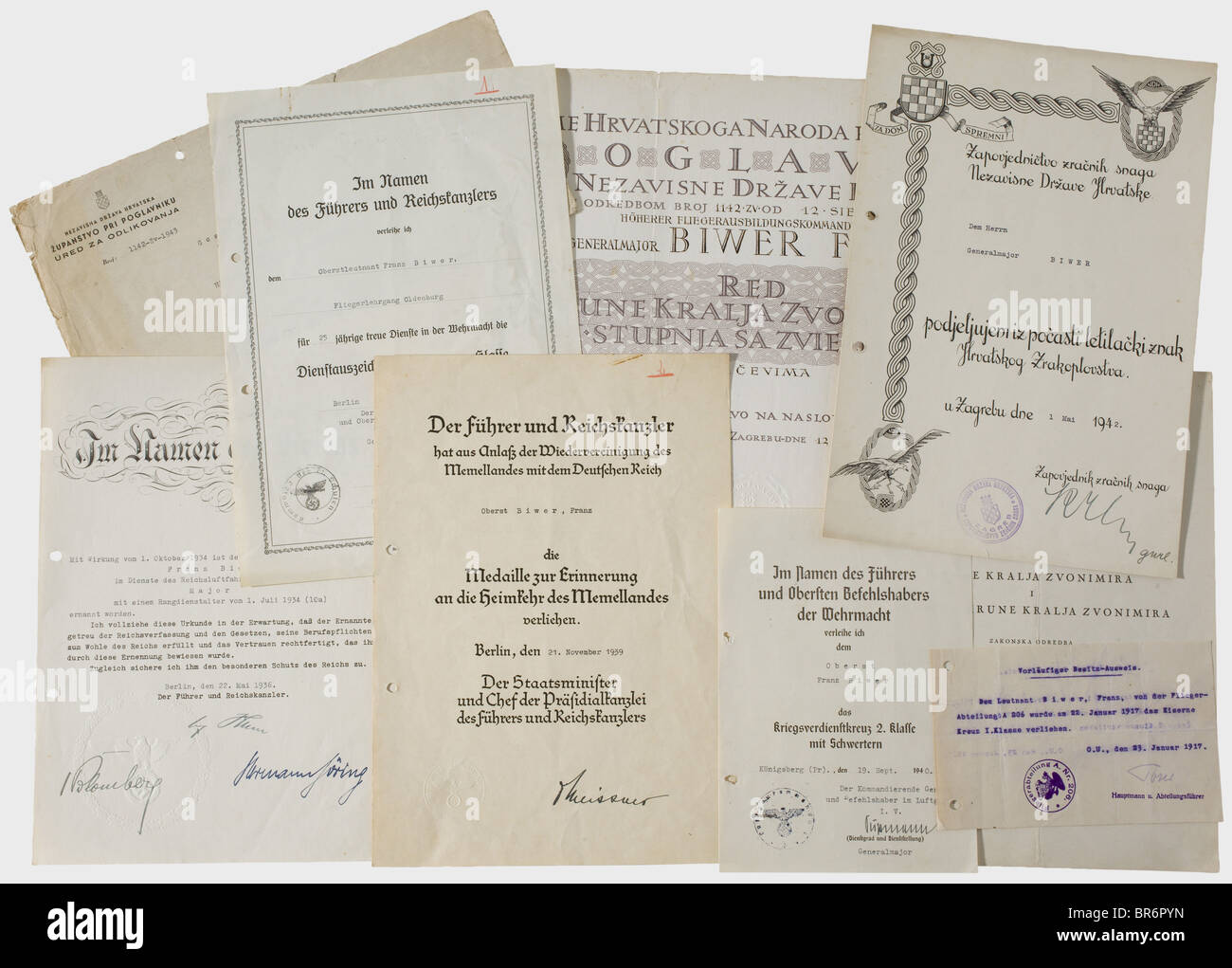 Brigadier Franz Biwer - documenti di riconoscimento e certificati di possesso, per la Croce di ferro 1st e 2nd Classe del 1914, Honor Cross for Front Fighters, Long Service Awards attraverso la 1st Classe (con firma originale dello studente del 25 febbraio 1937), Medaglia commemorativa per il ritorno del distretto di Memel, War Merit Cross con Spade classi 1st e 2nd, lettere di congratulazioni per il premio della spada D'Onore della Luftwaffe Con Dedica In occasione della sua promozione a Brigadier (Generalmajor) il 29 settembre 1941 con firma a matita di Bodenschatz, distintivo dell'osservatore f, Foto Stock